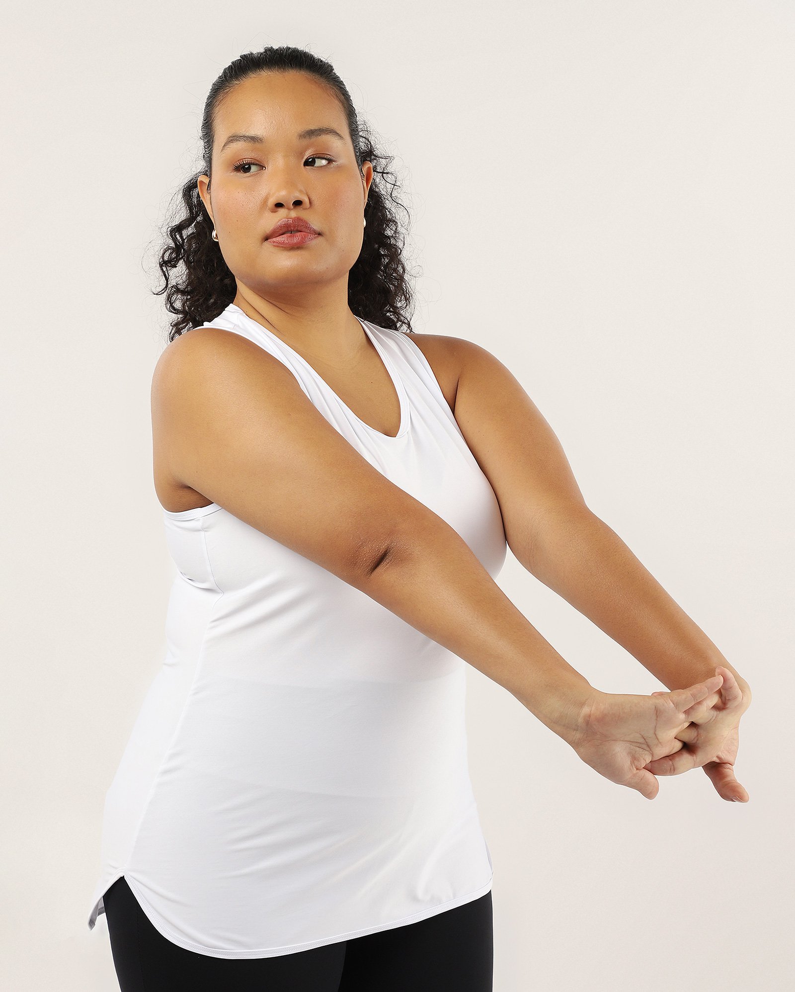 Regata esportiva feminina plus size alongada - Branco | Costa Rica