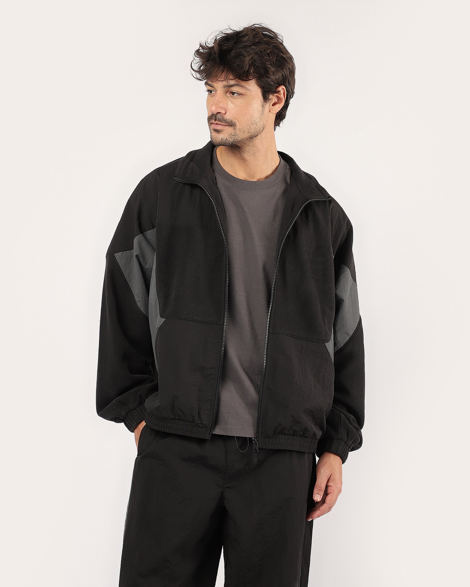 Jaqueta masculina bomber com recortes - preta