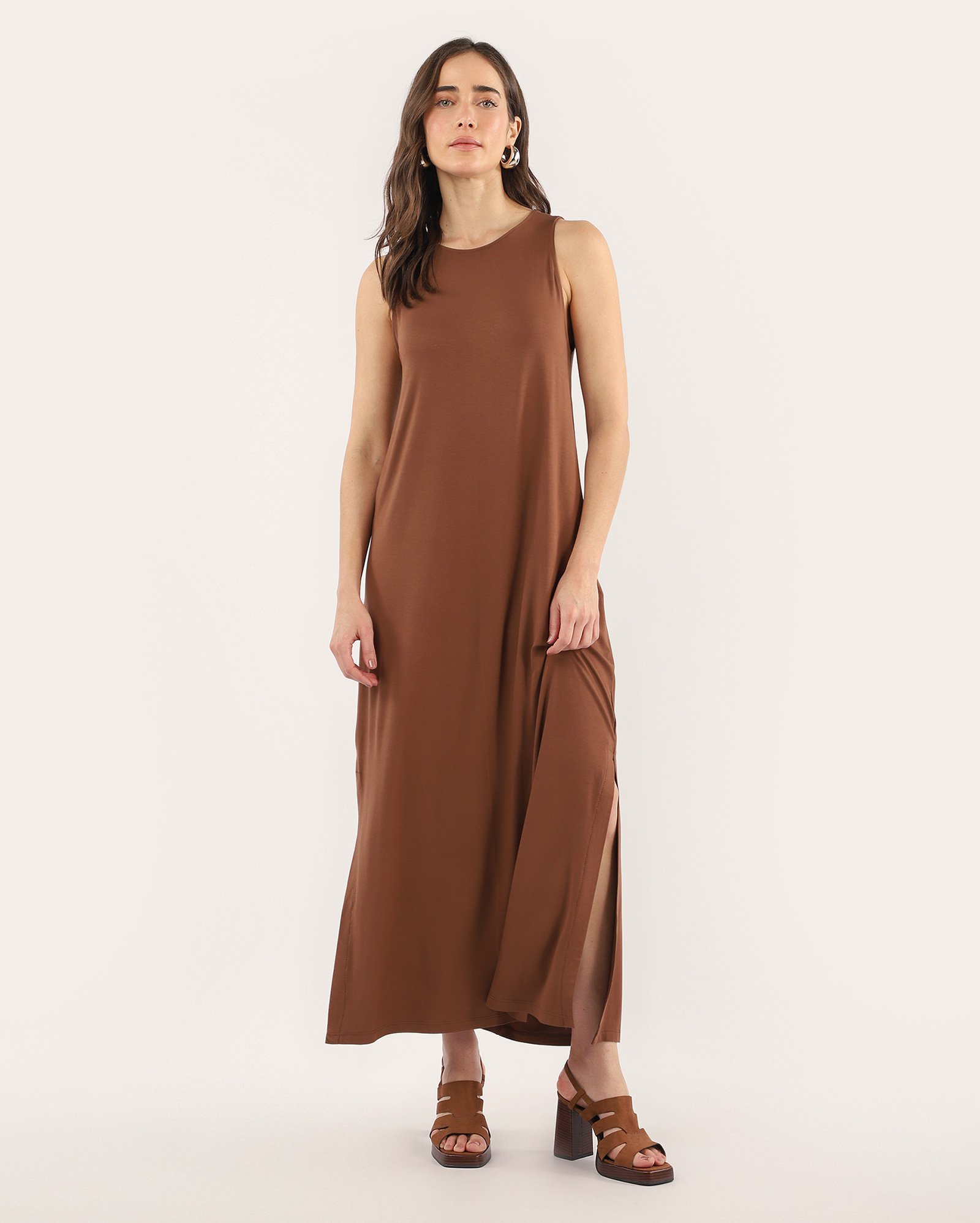 Vestido midi evasê com viscose e fenda marrom