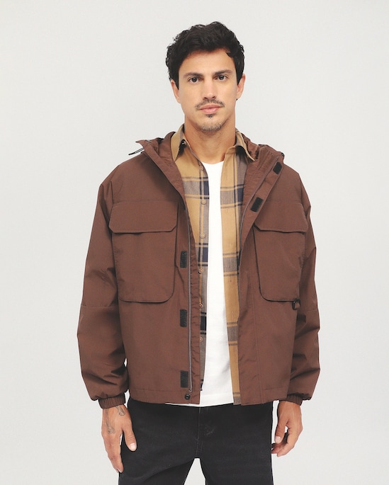 Jaqueta masculina cargo com capuz - marrom