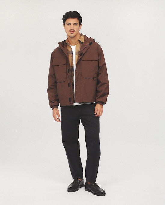 Jaqueta masculina cargo com capuz - marrom