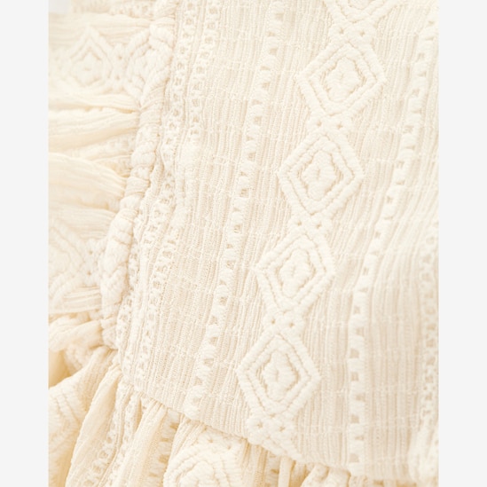 Vestido infantil evasê com babados e textura off-white | Carter's
