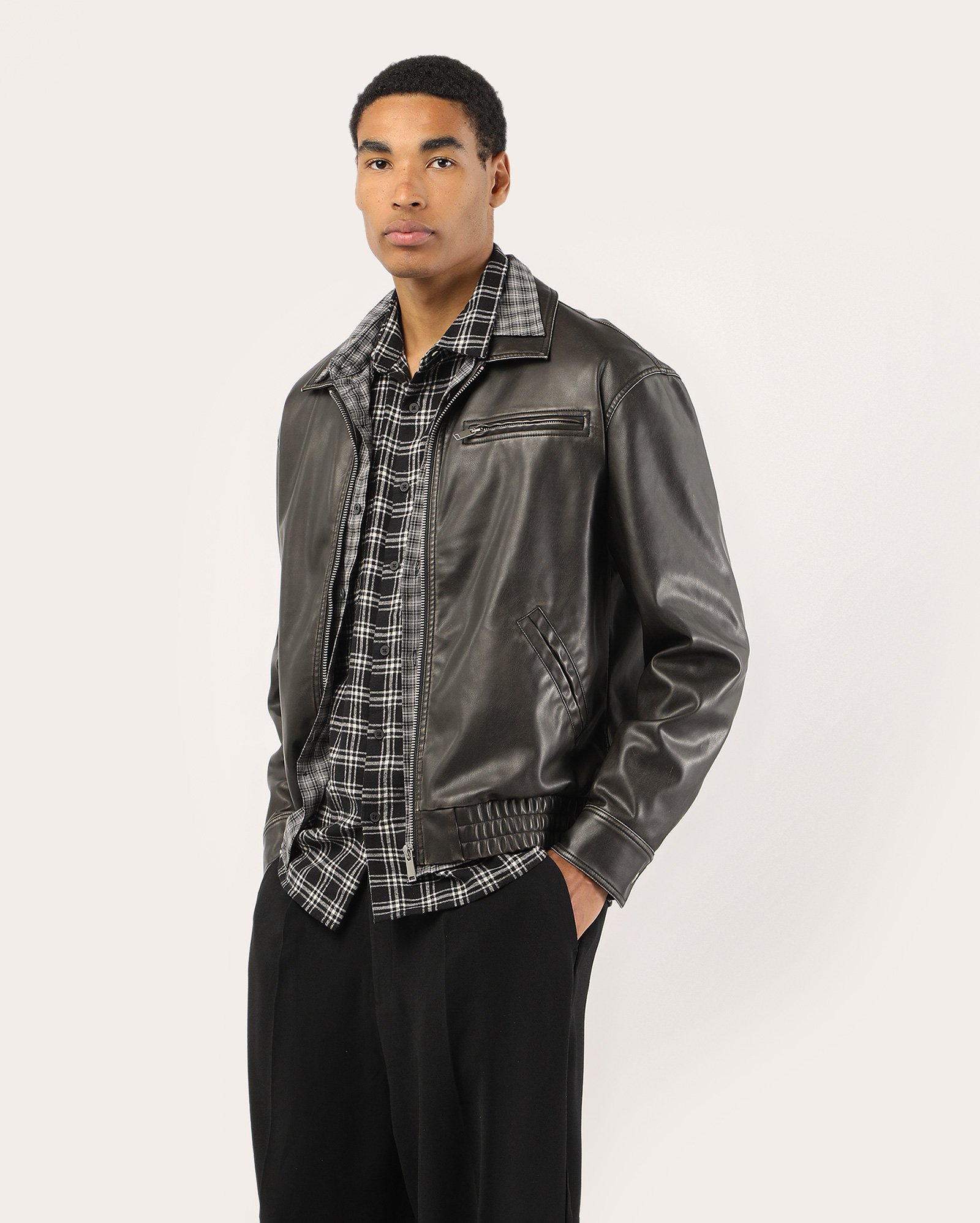 Jaqueta masculina bomber em poliuretano - preta