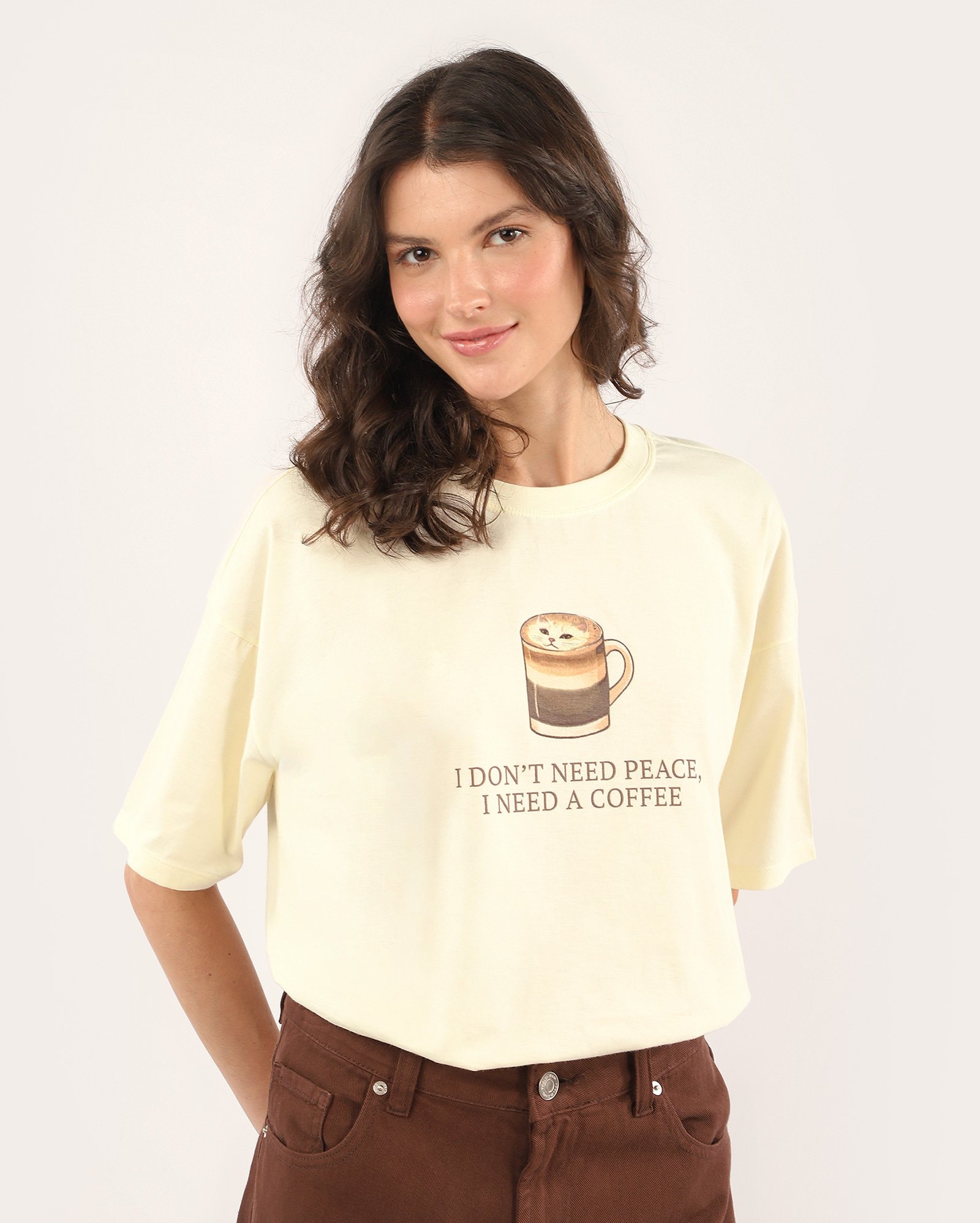 Camiseta feminina oversized i need a coffee - amarela