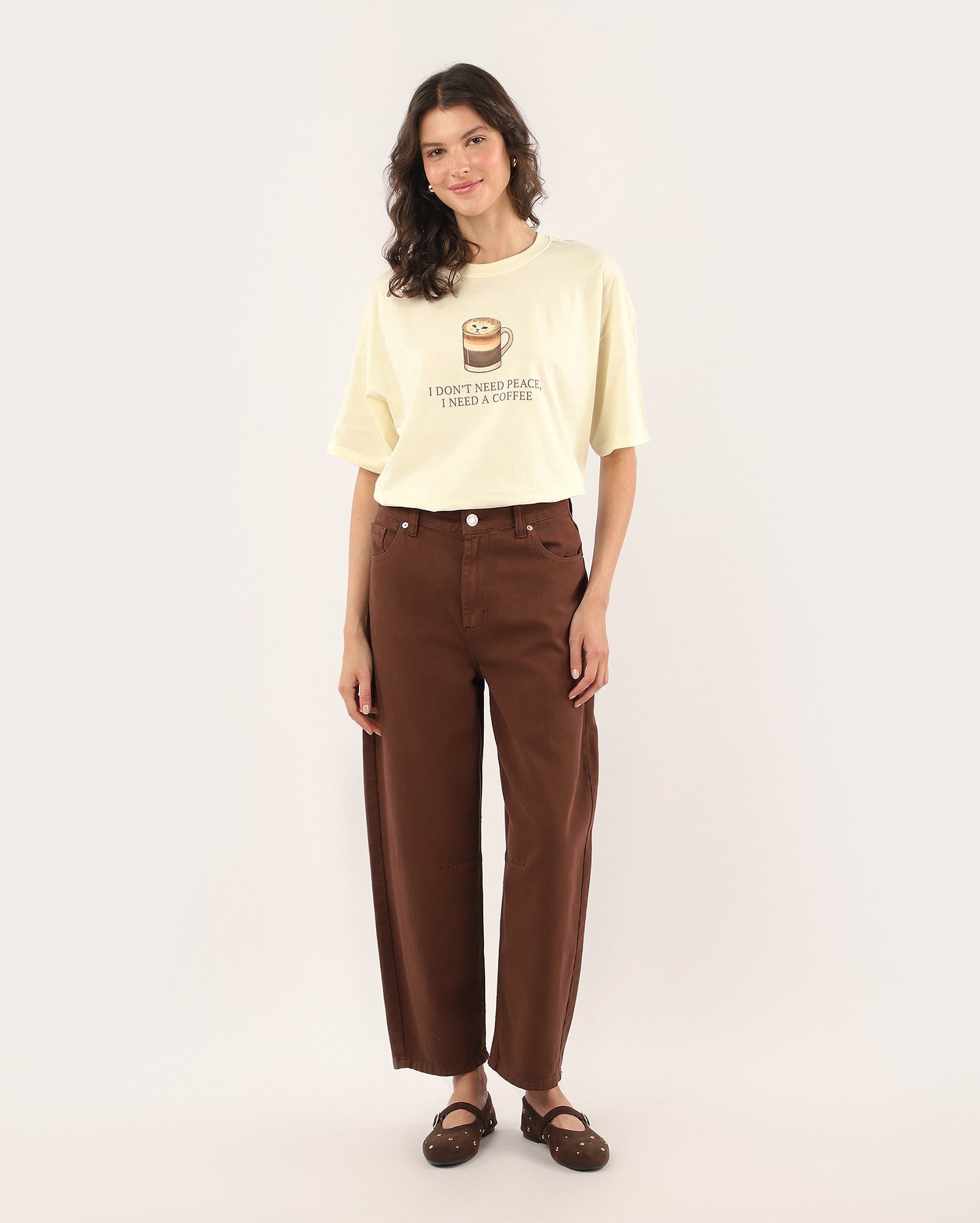 Camiseta feminina oversized i need a coffee - amarela — foto 2