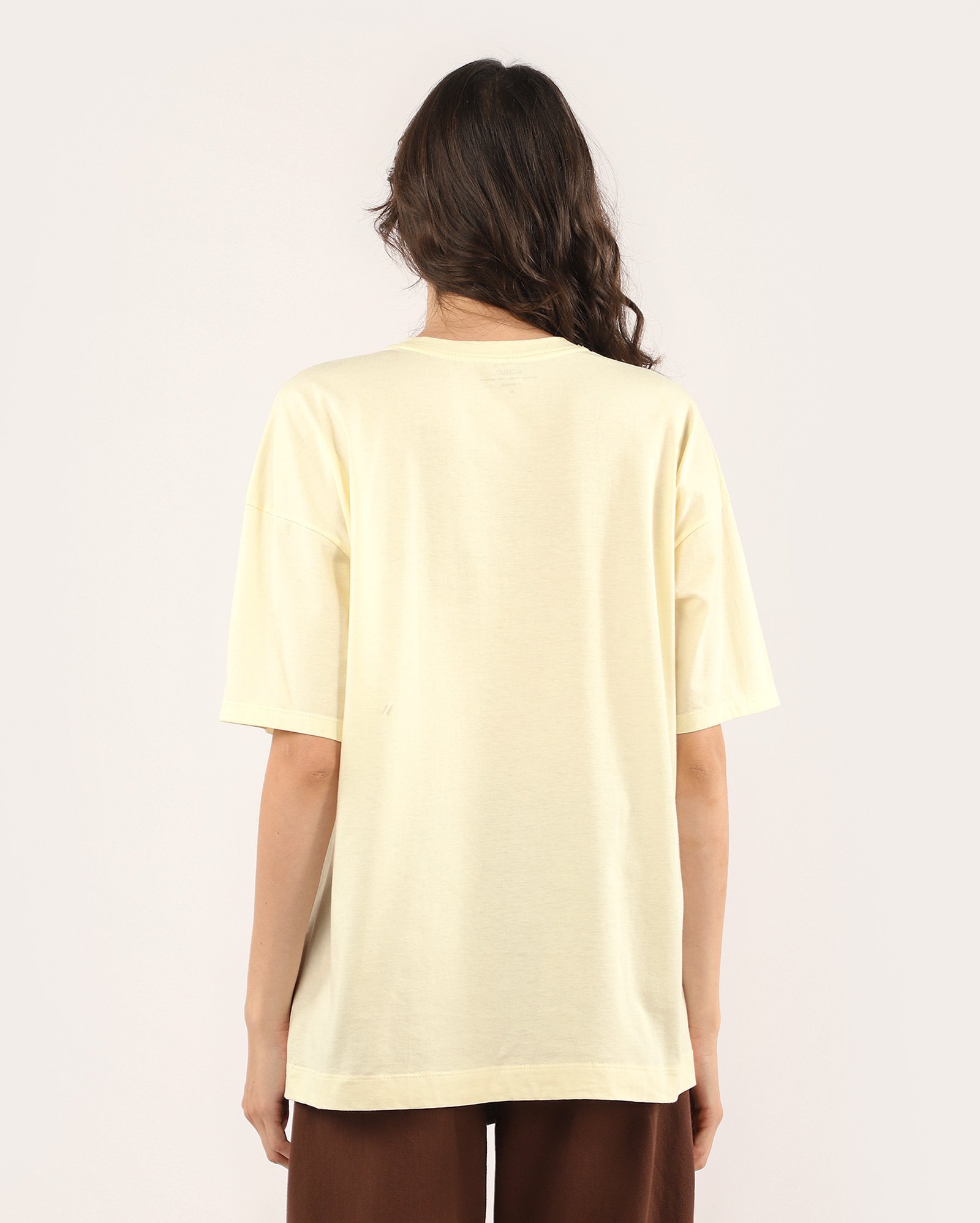 Camiseta feminina oversized i need a coffee - amarela — foto 5