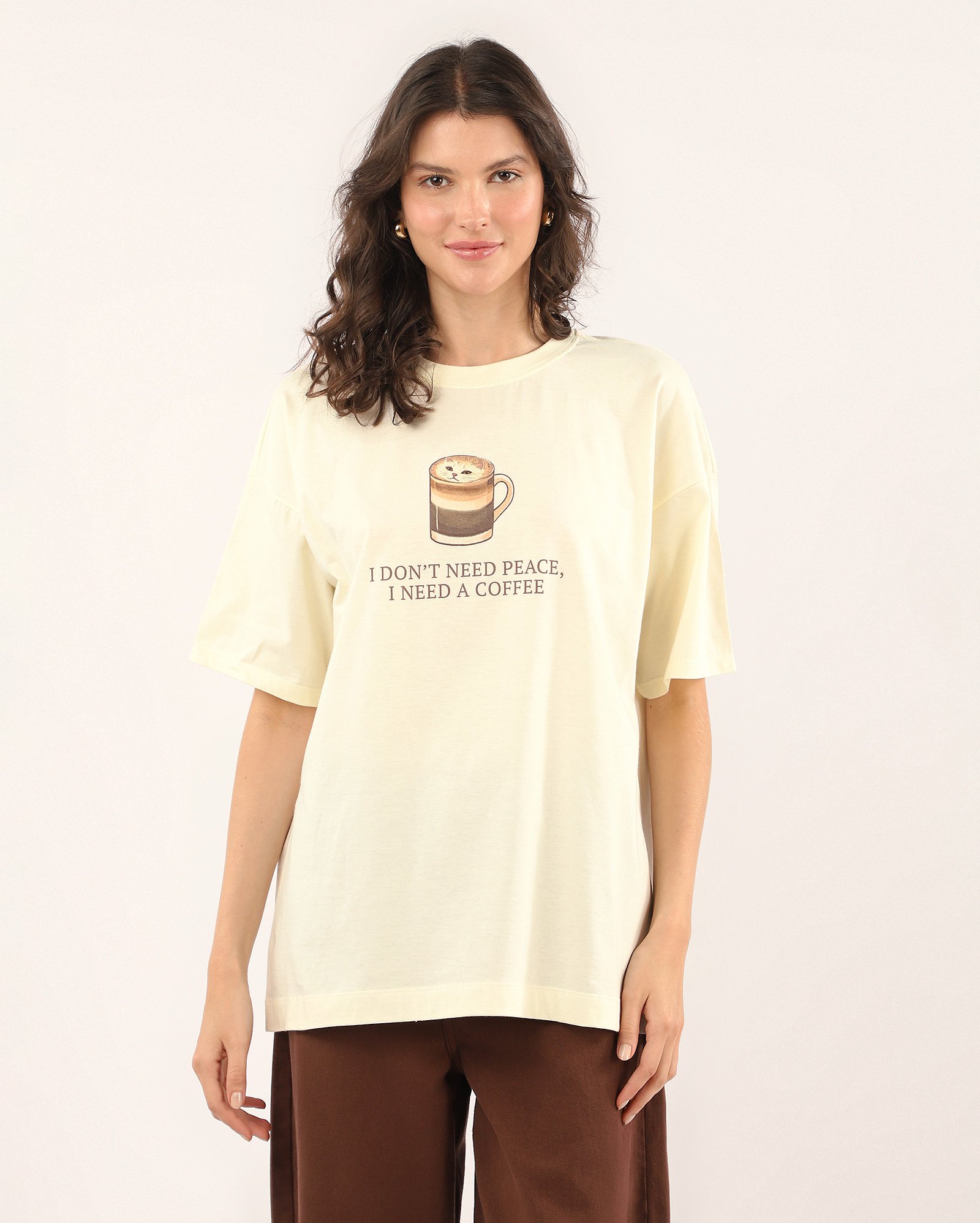 Camiseta feminina oversized i need a coffee - amarela — foto 4