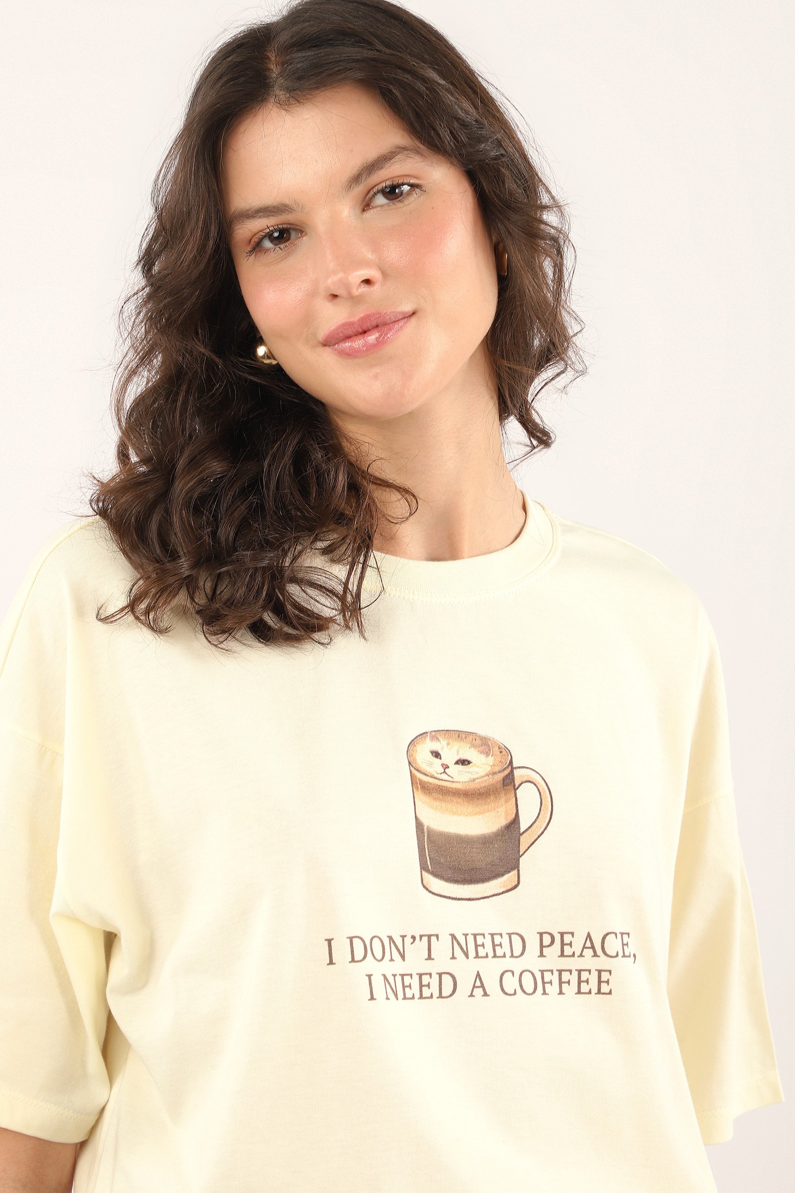 Camiseta feminina oversized i need a coffee - amarela — foto 3