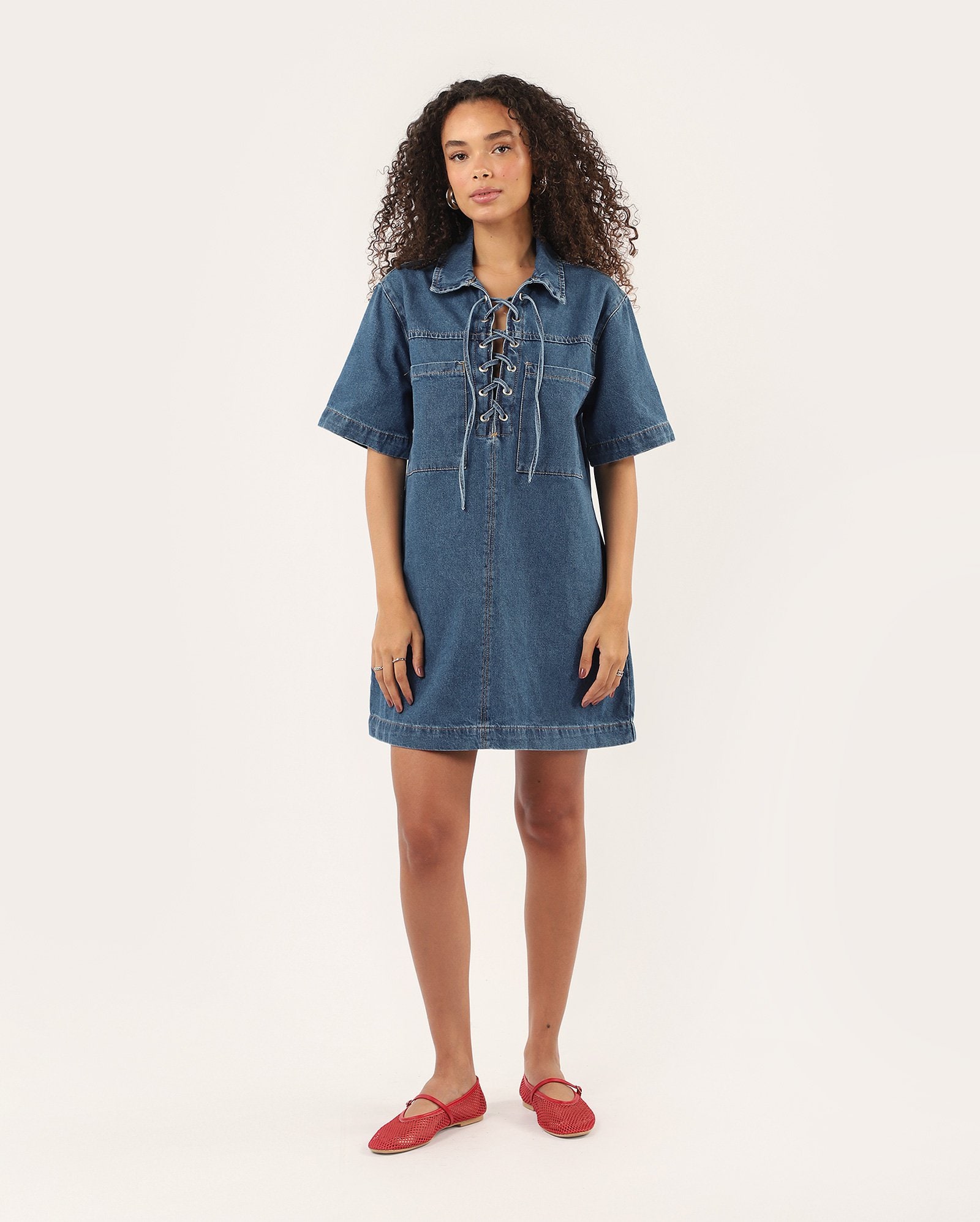 Vestido jeans curto com amarração - denim escuro | Pool Jeans