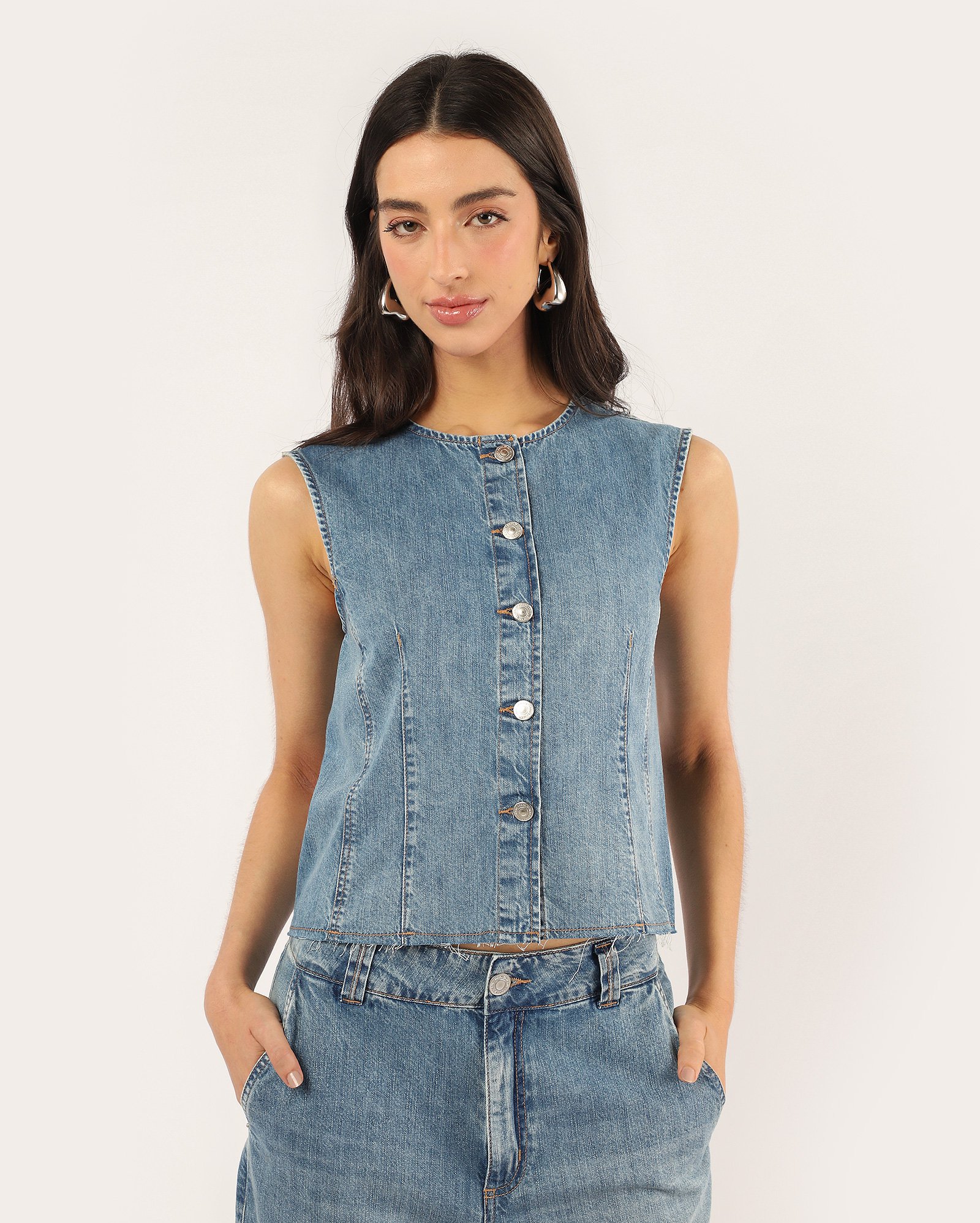 Colete jeans feminino estonado - denim médio | Pool Jeans