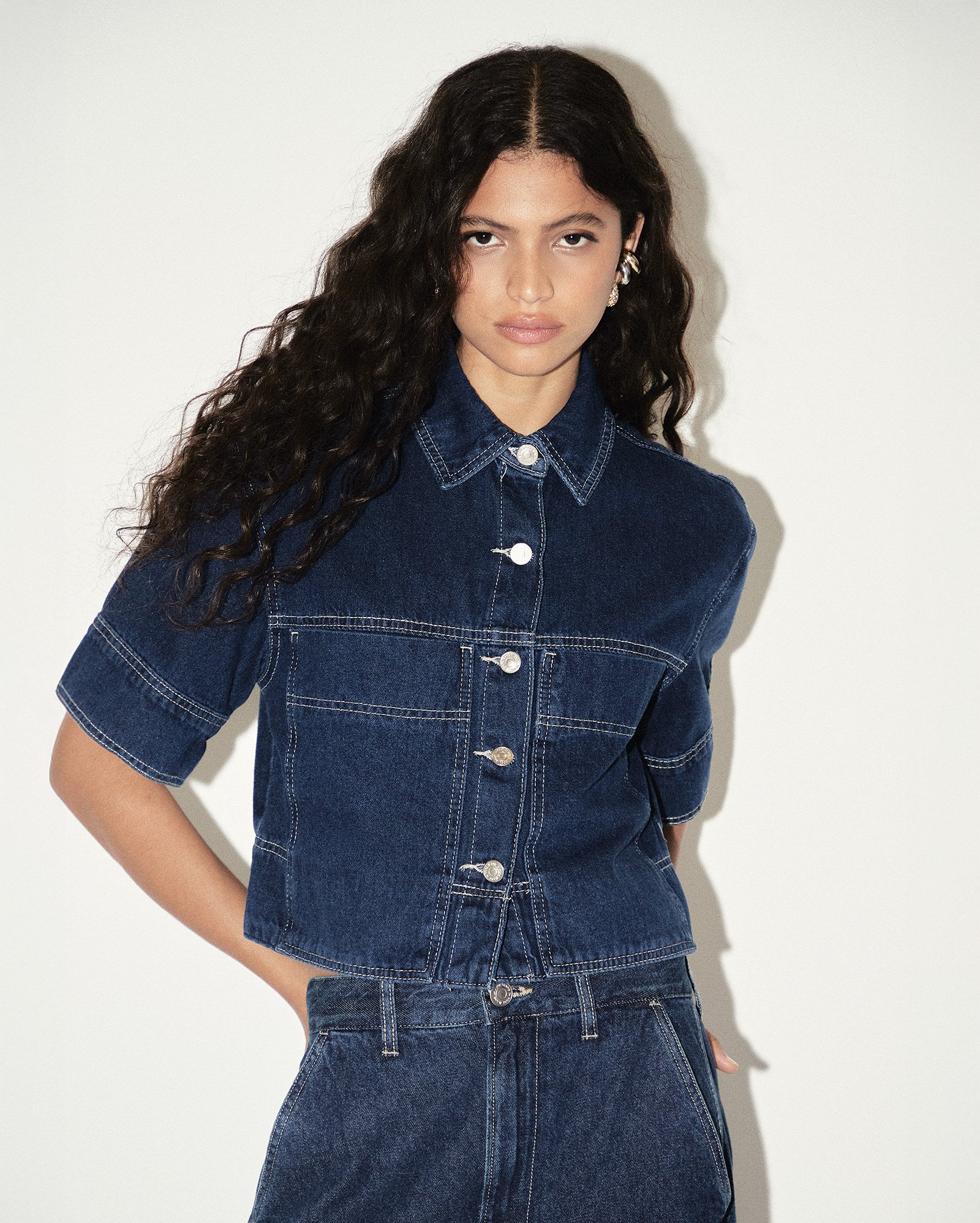 Camisa jeans feminina boxy e bolso cargo - denim escuro | Pool Jeans