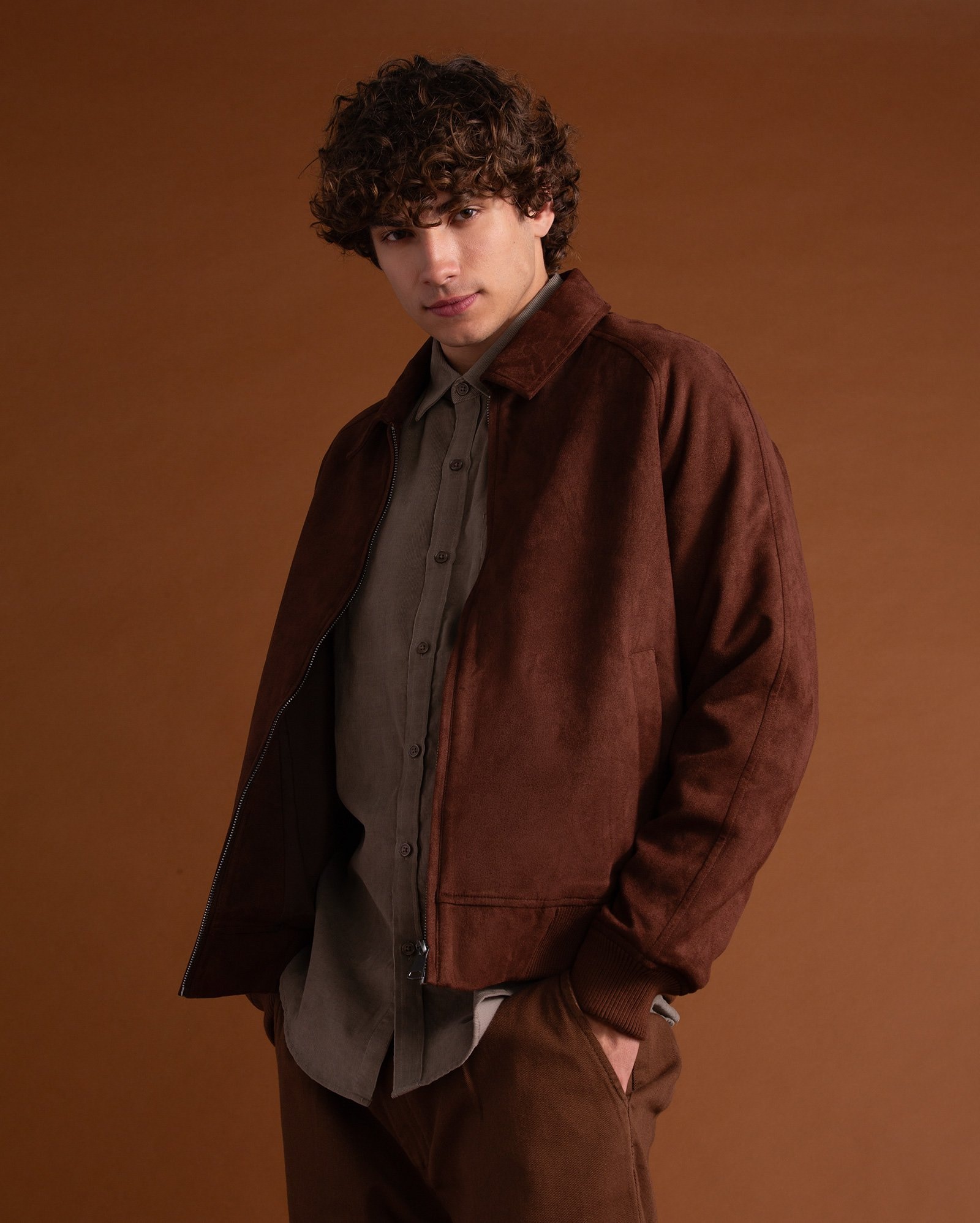 Jaqueta masculina de suede bomber - marrom