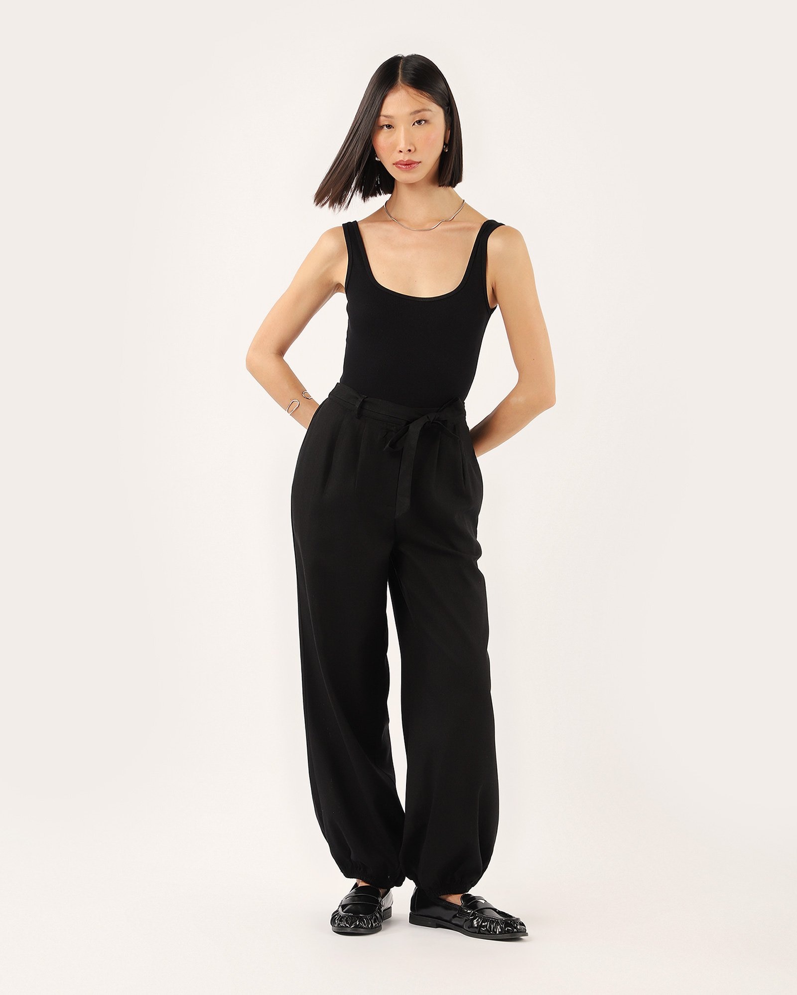 Calça feminina balonê em viscolinho - preta