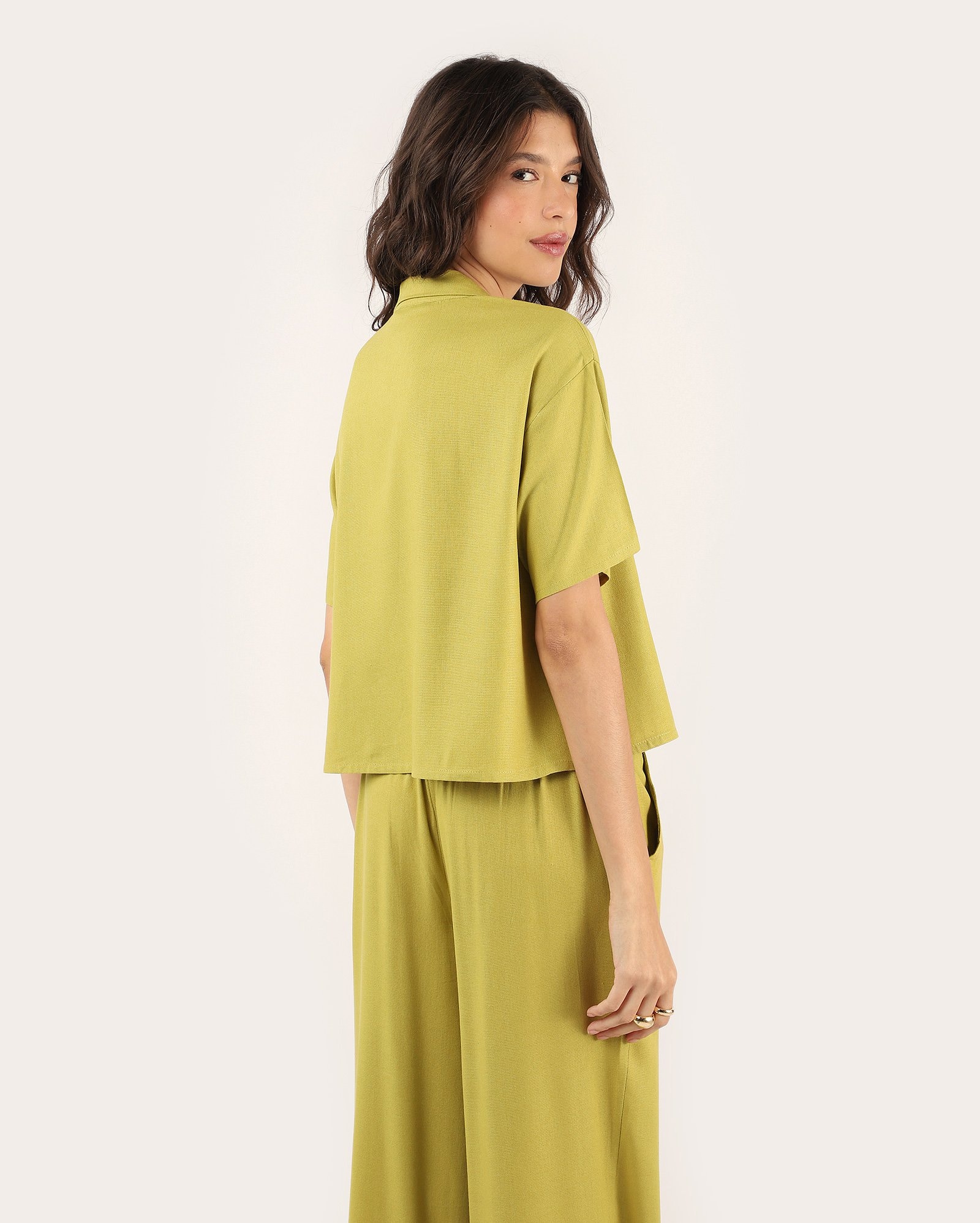 Camisa feminina básica em viscolinho - verde — foto 4