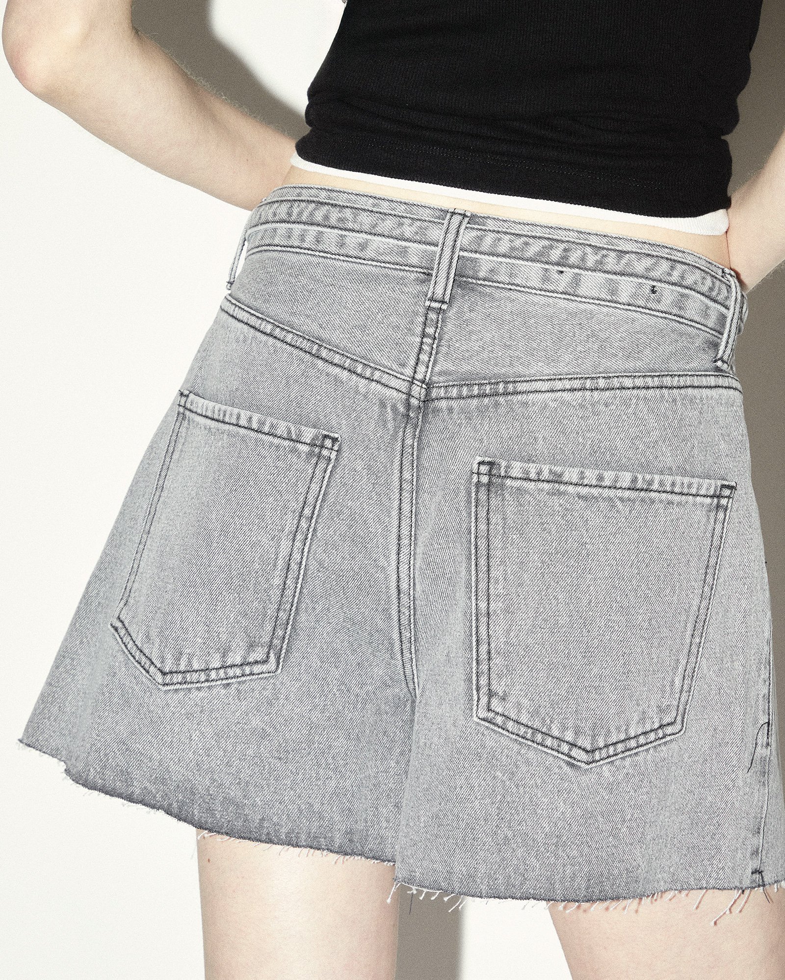 Short black jeans feminino regular com cinto - Jeans Black Claro | Pool Jeans — foto 5