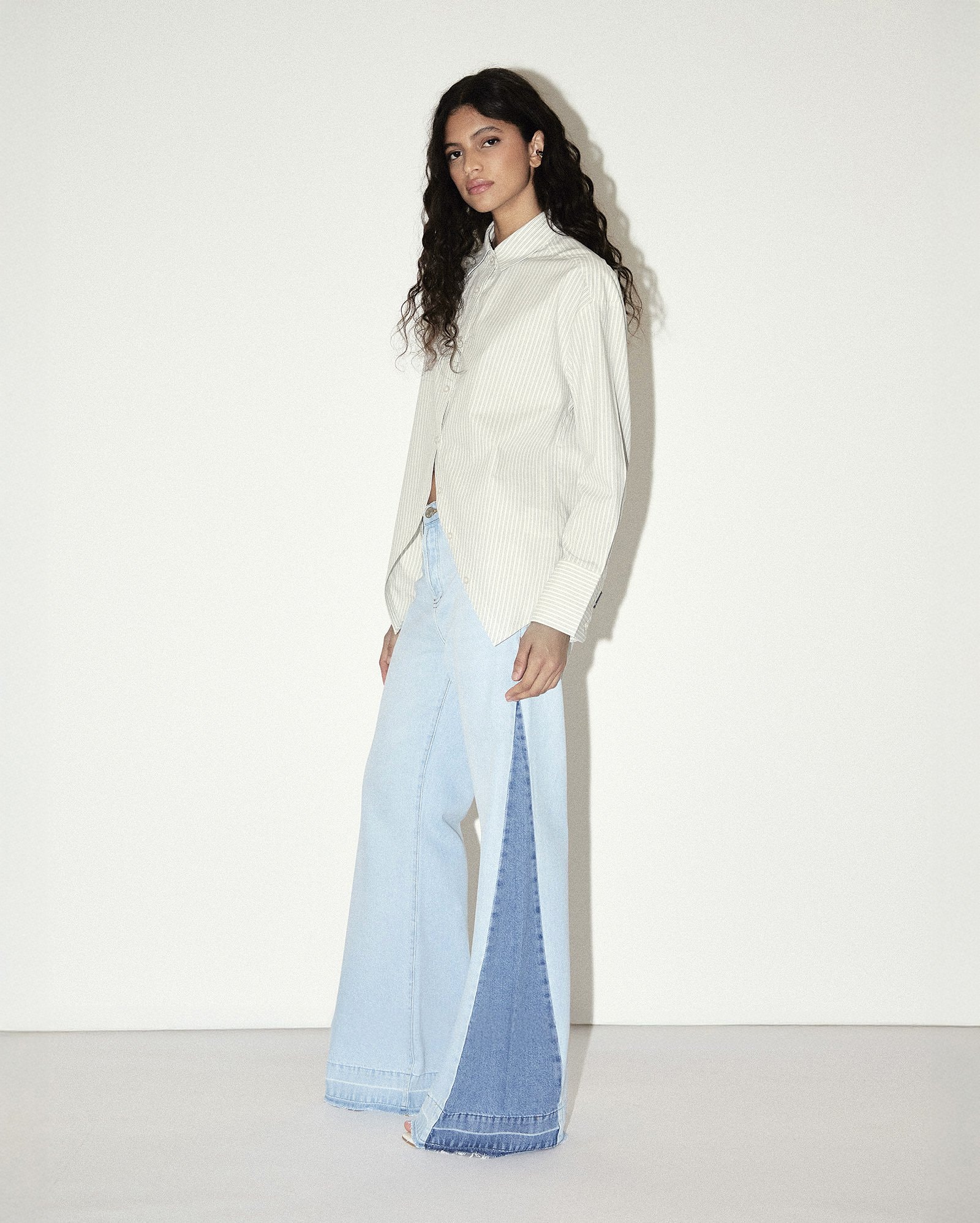 Calça jeans feminina wide leg com recorte - denim claro | Pool Jeans