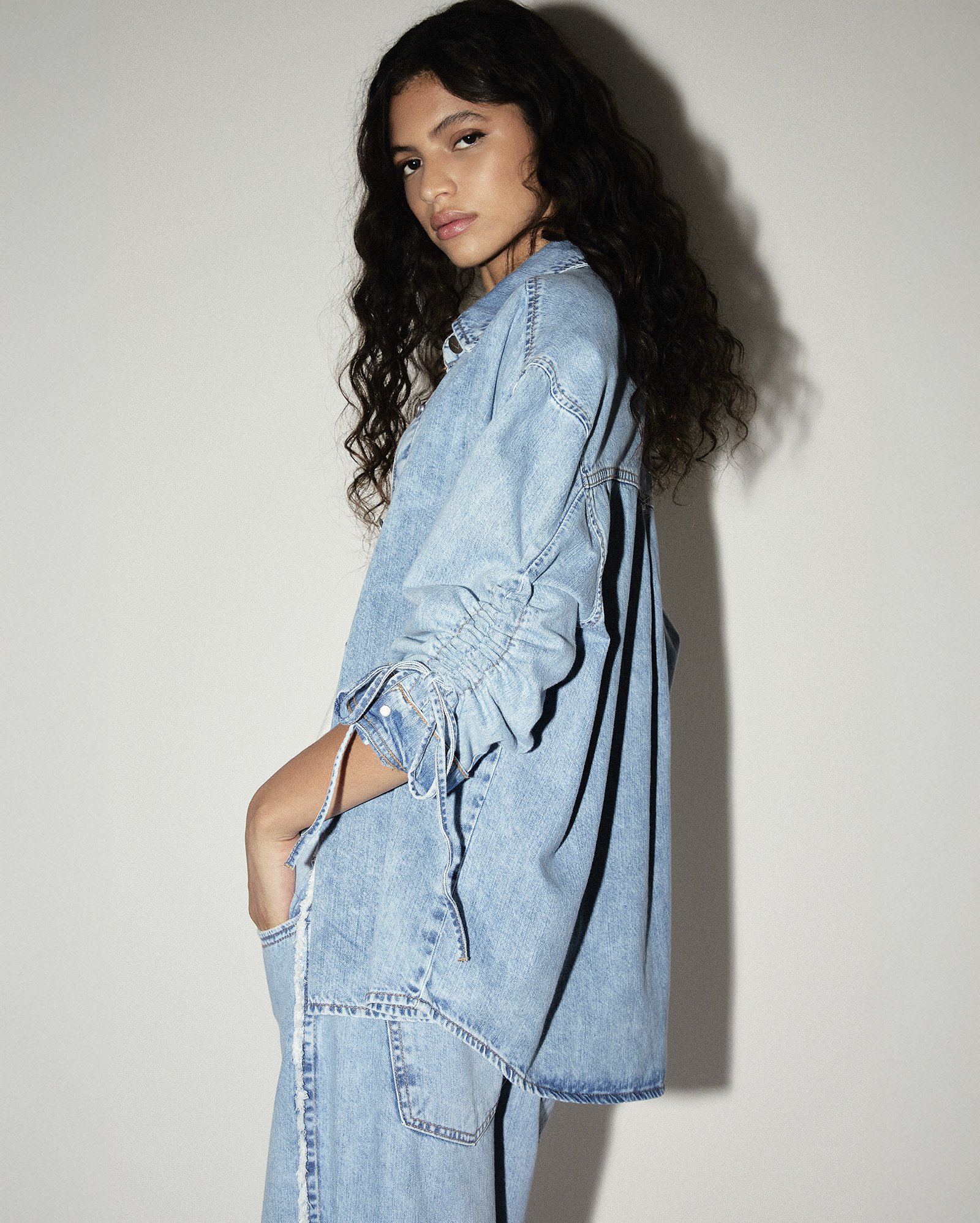 Camisa jeans feminina oversized franzida - denim médio | Pool Jeans