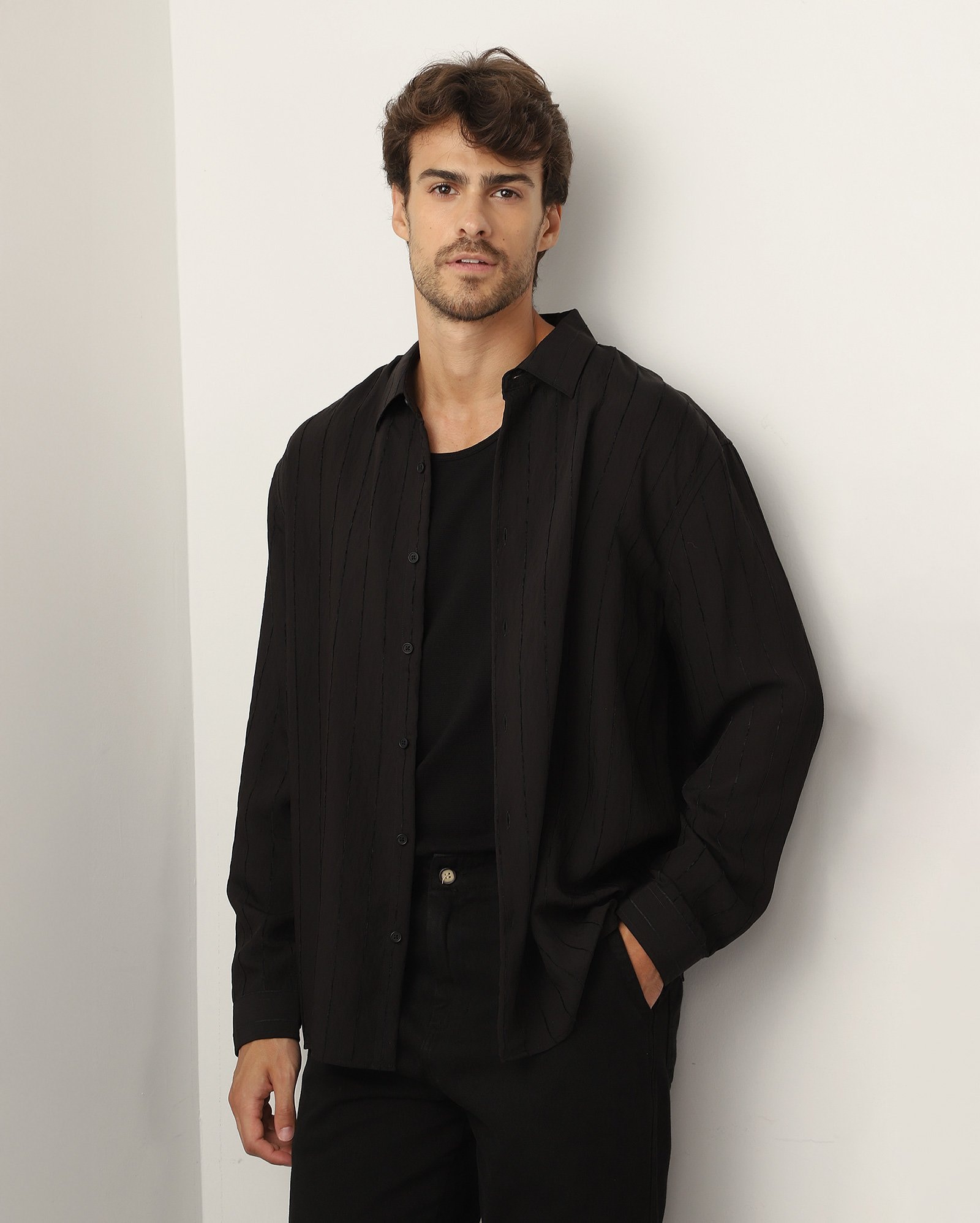 Camisa masculina texturizada com modal - preta