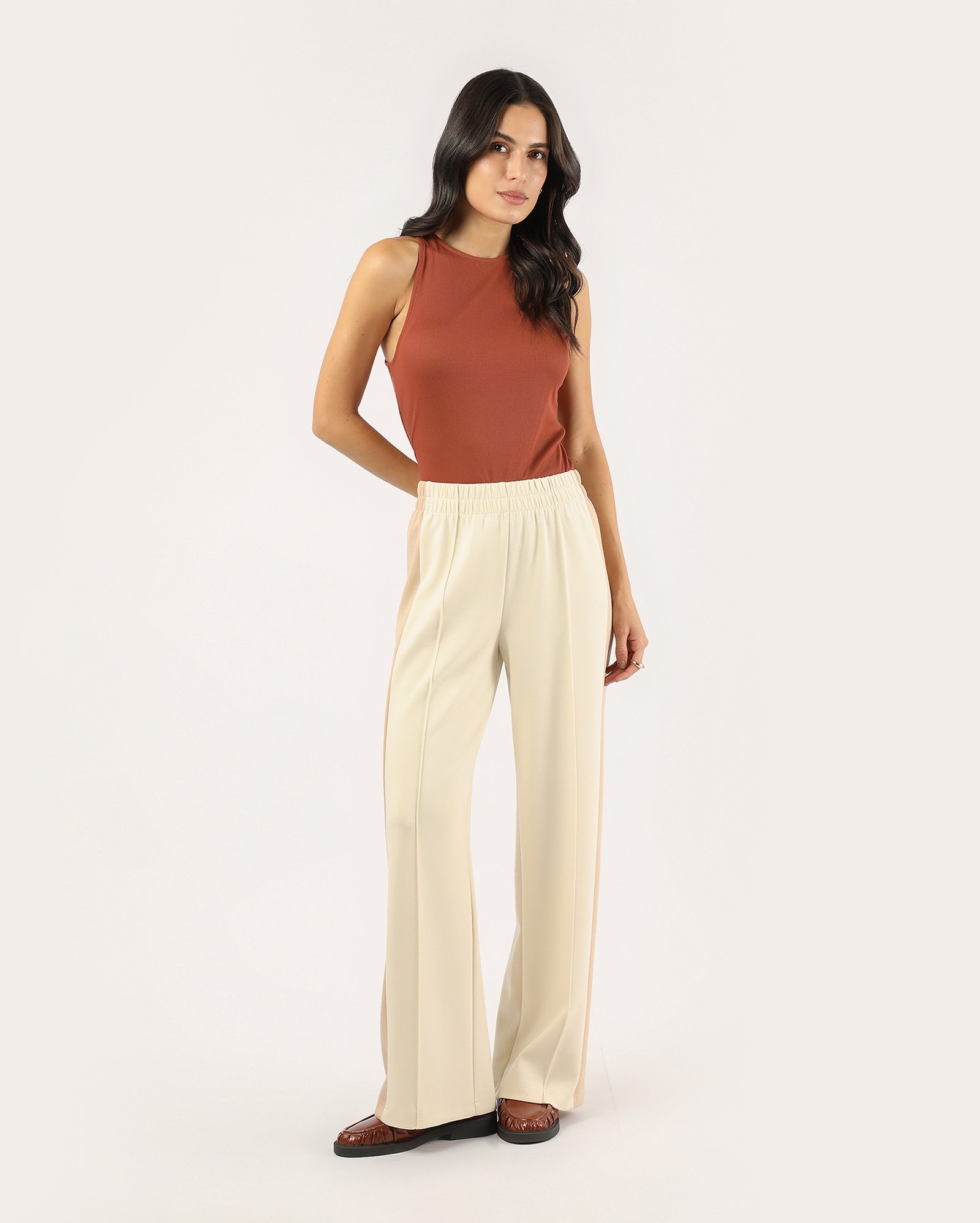 Calça feminina reta com lateral contrastante - Bege Claro
