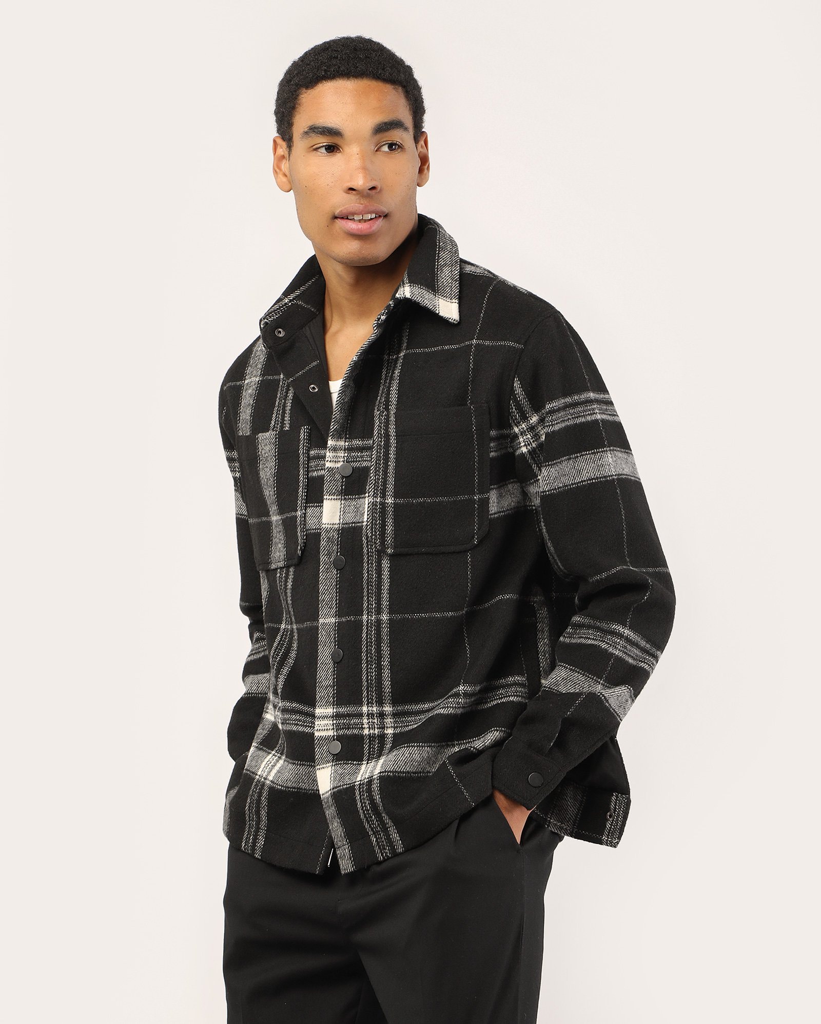 Overshirt masculina flanelada com bolsos - preta