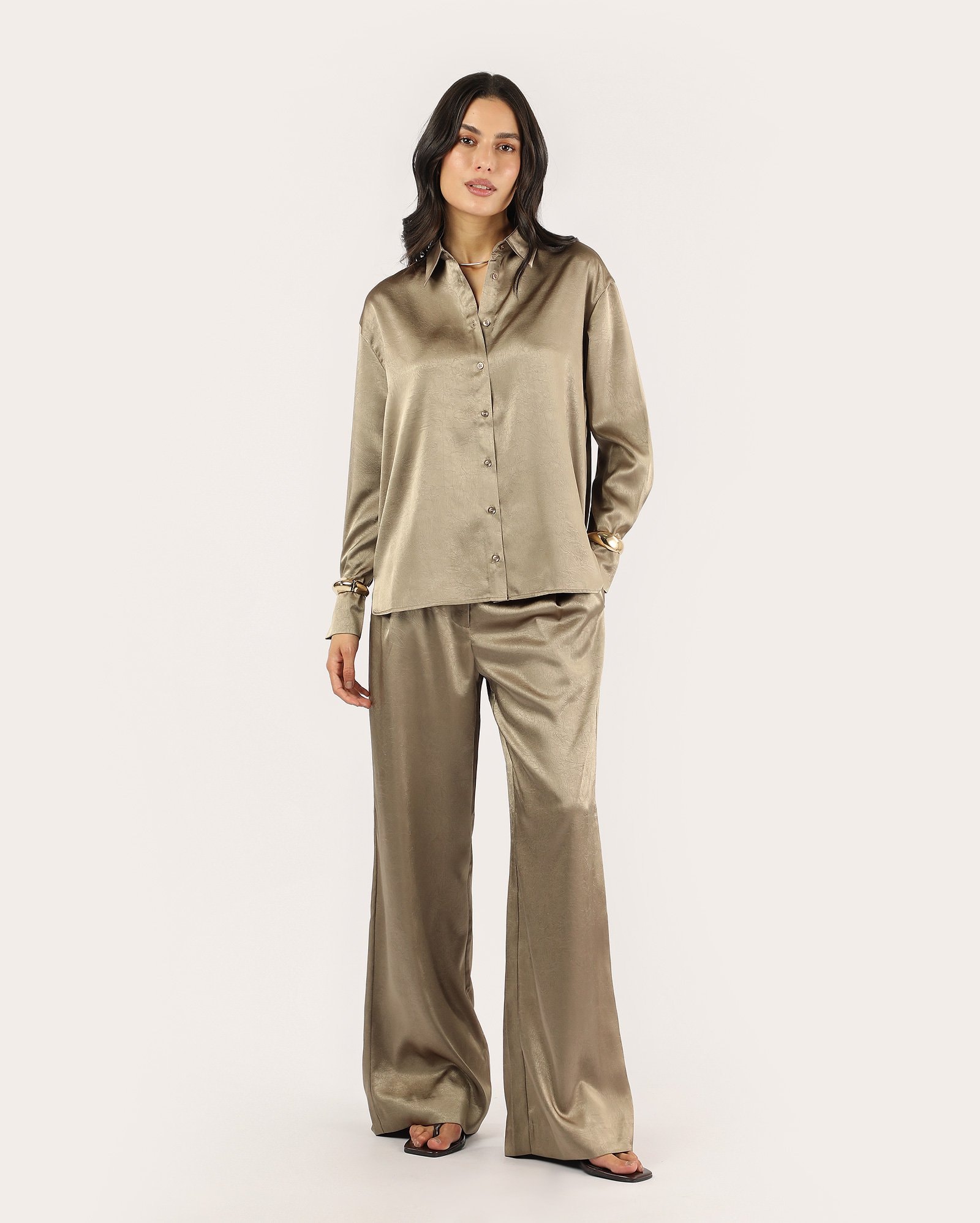 Calça feminina acetinada pantalona