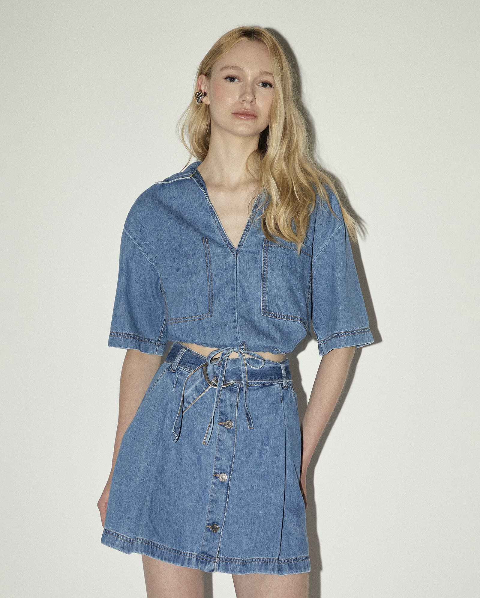 Blusa polo jeans cropped com amarração - denim médio | Pool Jeans
