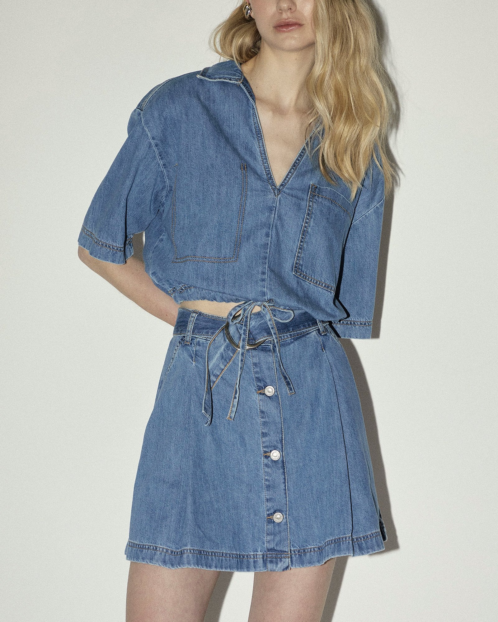 Saia jeans evasê com cinto - denim médio | Pool Jeans — foto 4