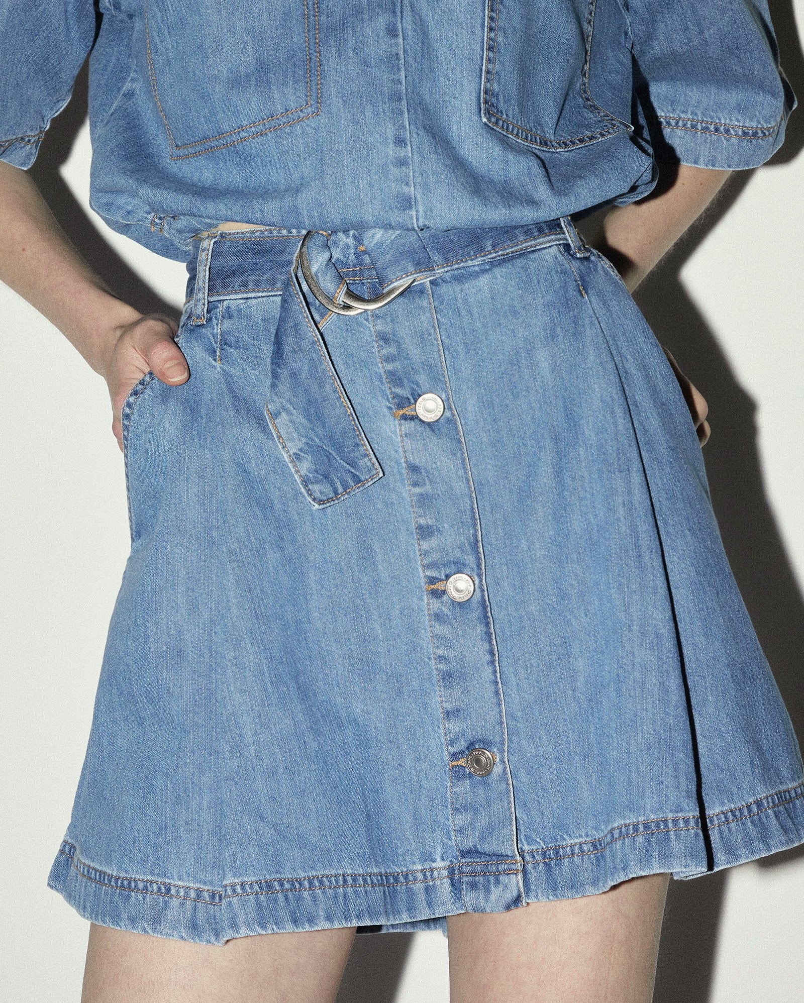 Saia jeans evasê com cinto - denim médio | Pool Jeans — foto 3