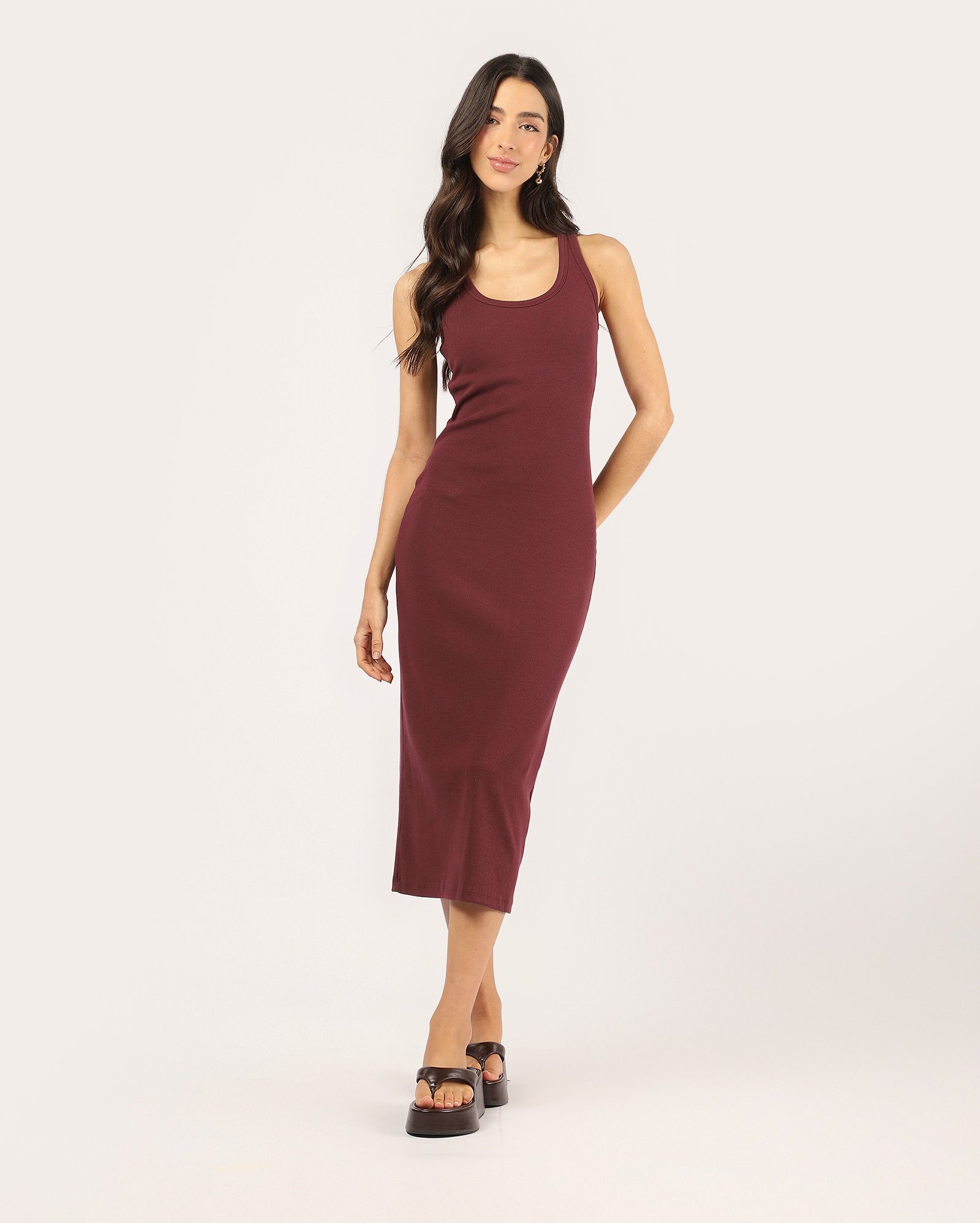Vestido midi canelado básico com bojo - vinho