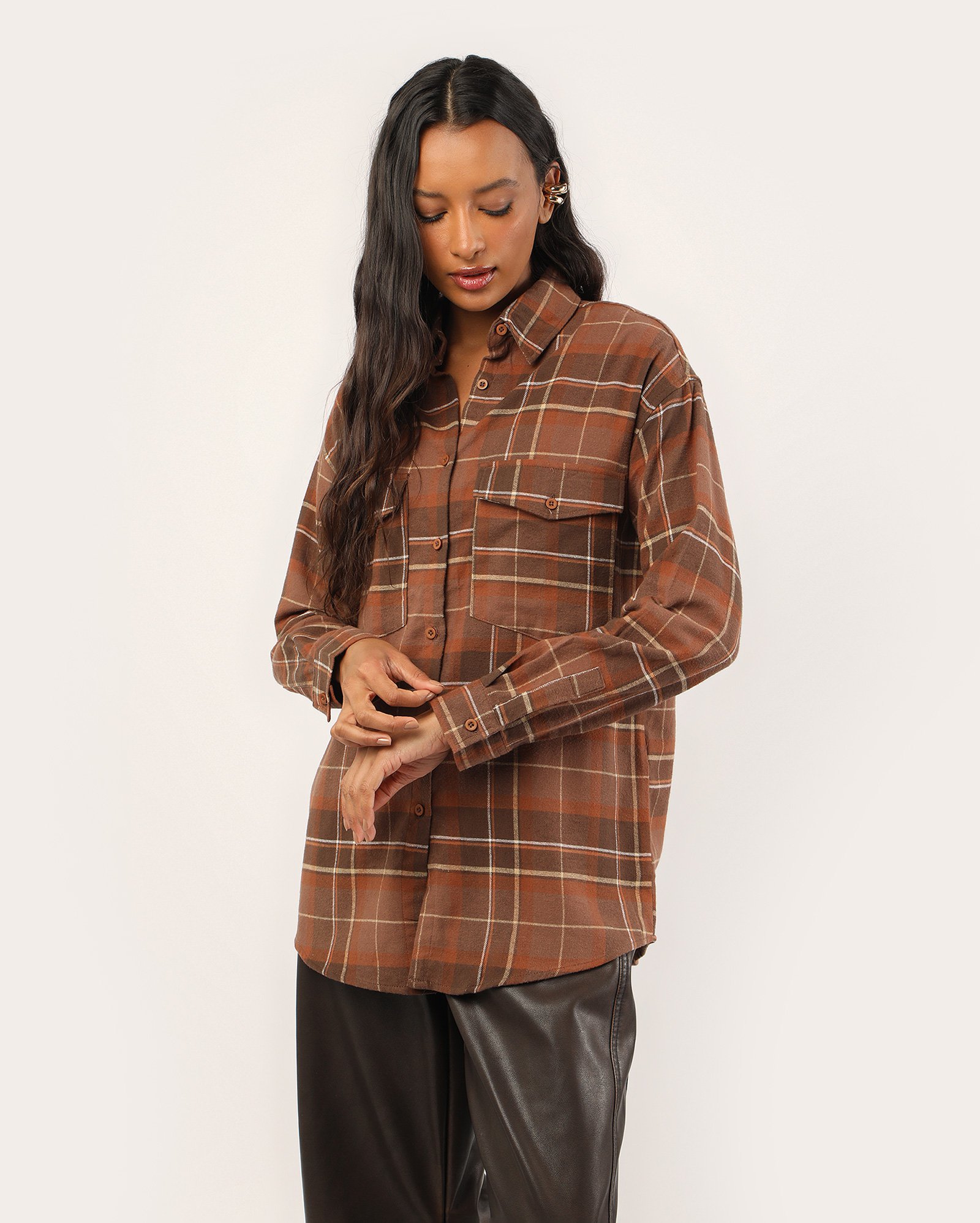 Camisa feminina oversized flanelada xadrez - Marrom Claro