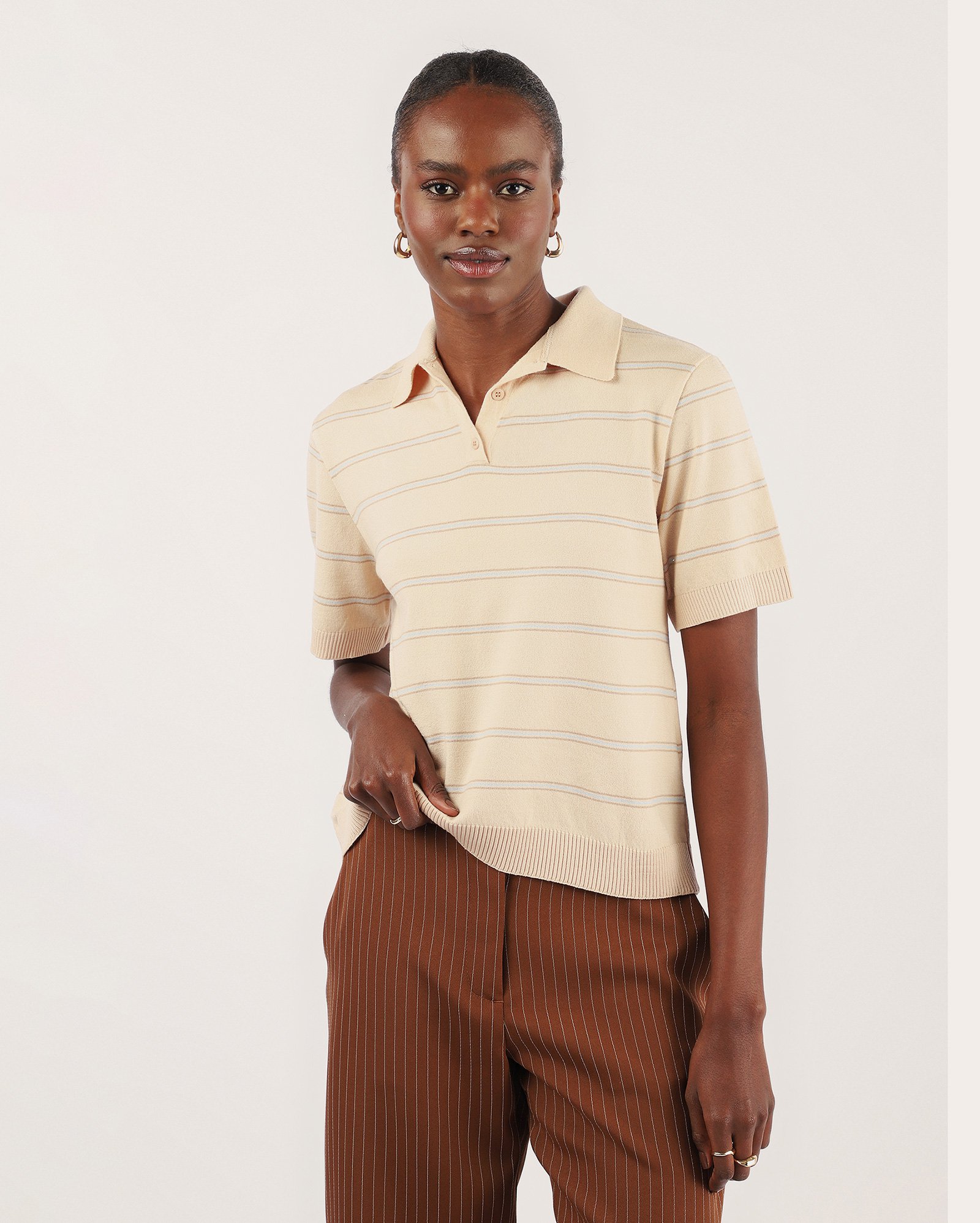 Camisa polo feminina de tricot listrada - bege