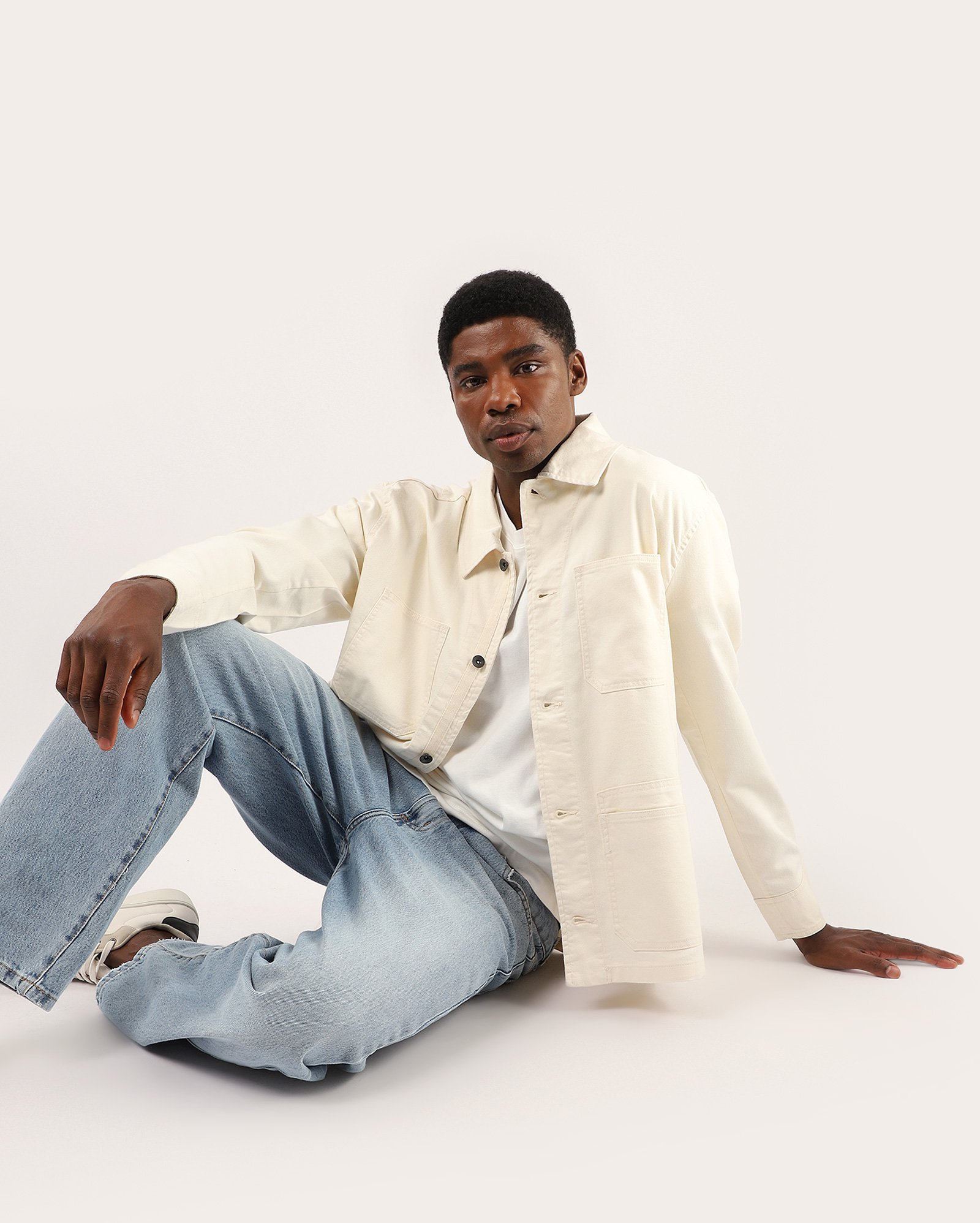 Overshirt masculina regular com bolsos - bege