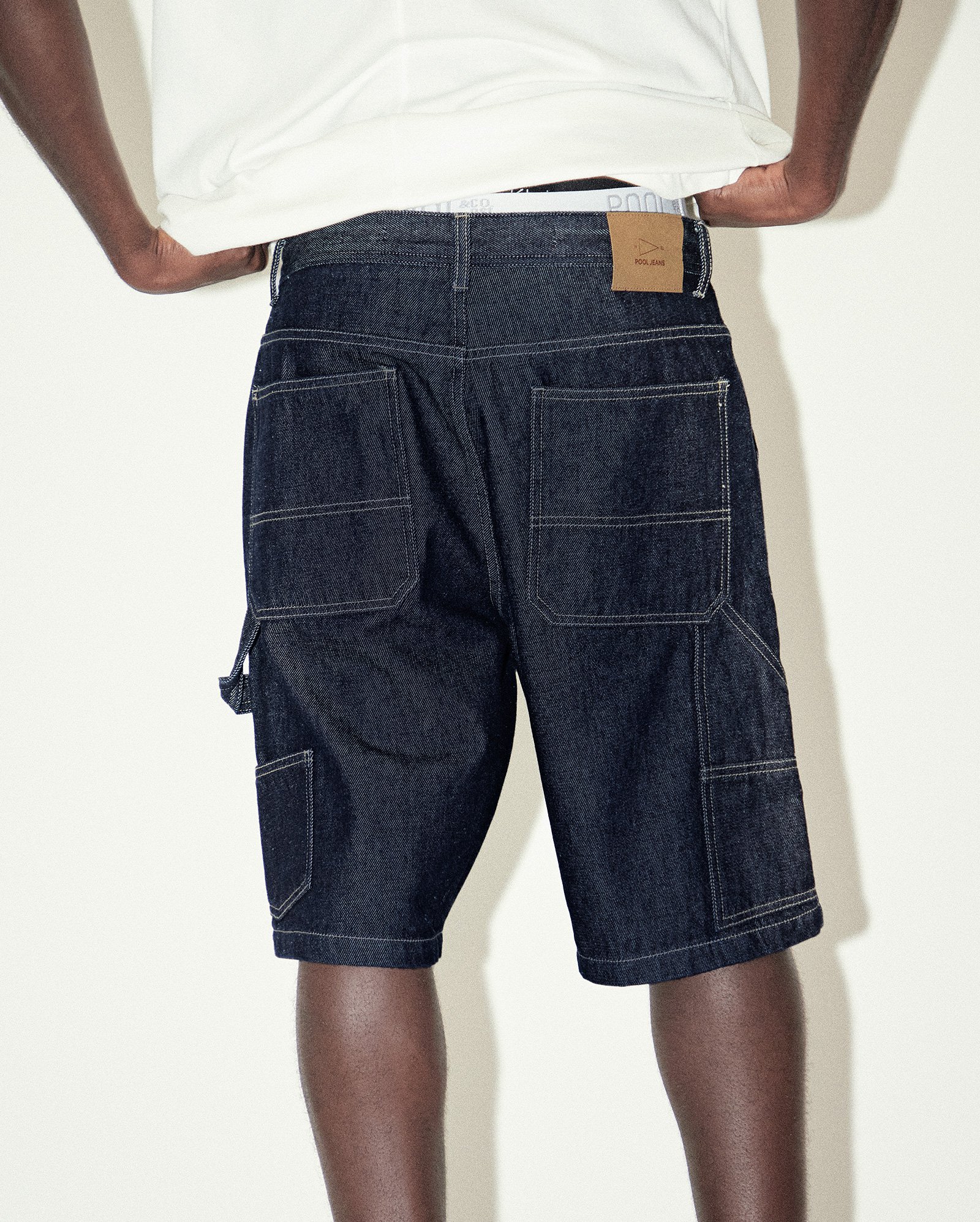 Bermuda jeans masculina baggy com pespontos - denim escuro | Pool Jeans — foto 4