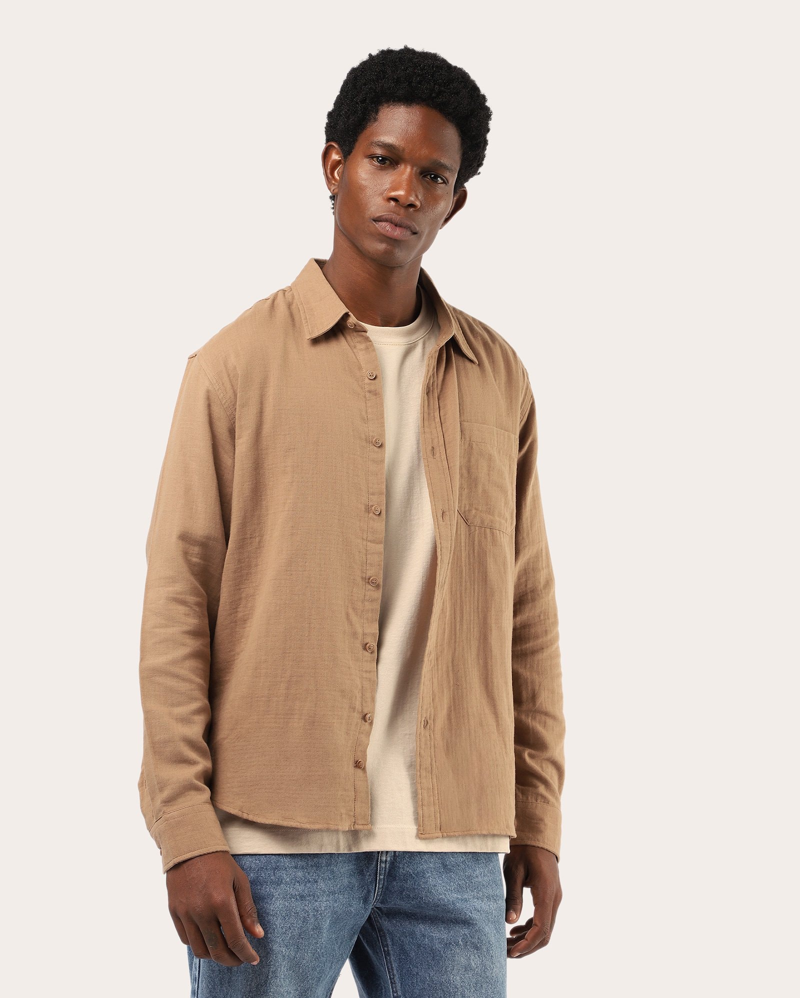 Camisa masculina manga longa com bolso - Marrom