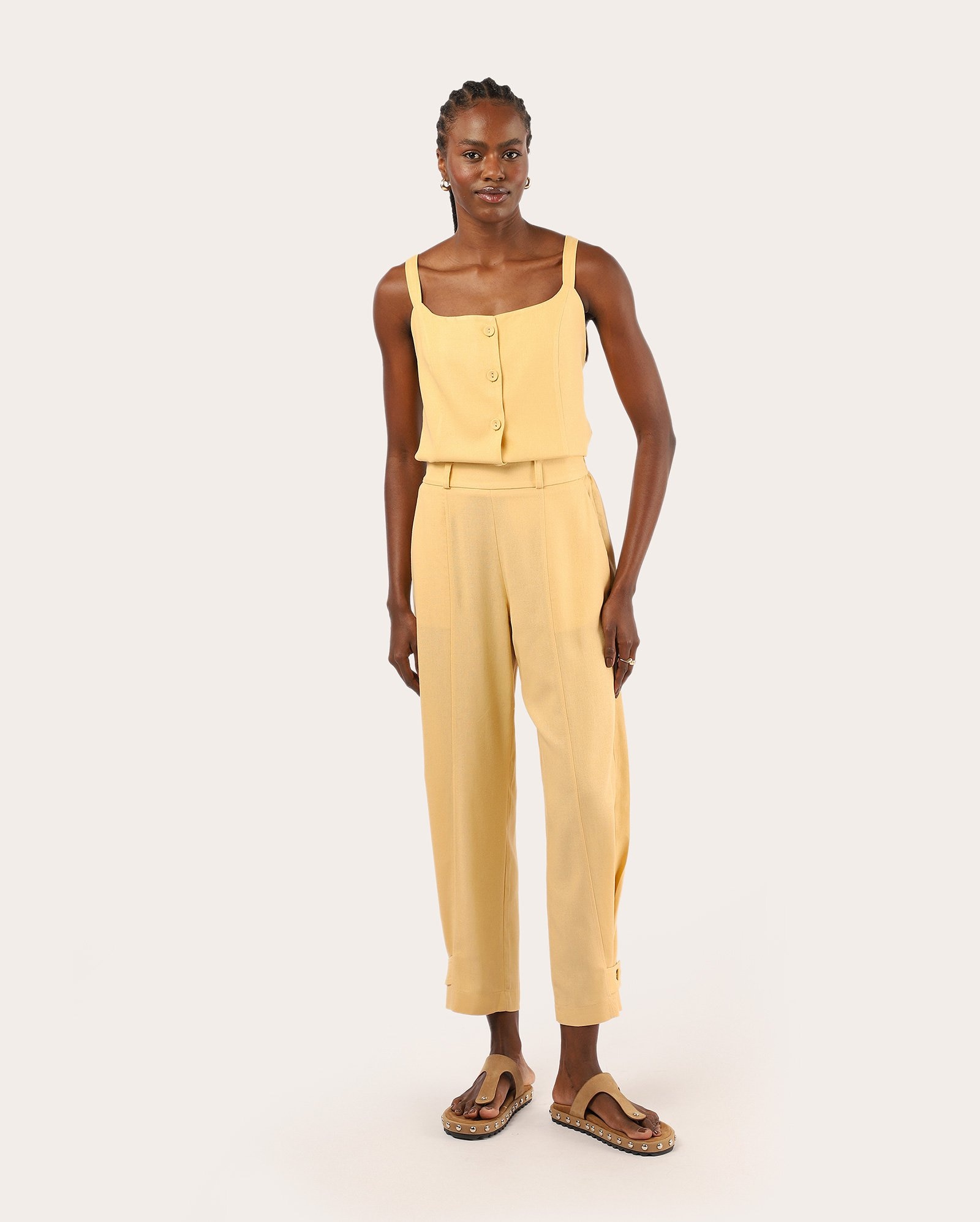 Calça feminina cenoura com viscolinho e martingale - amarela