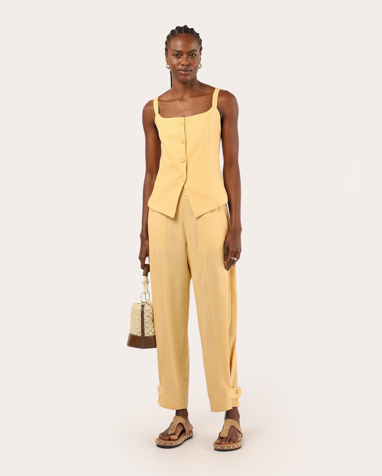 Calça feminina cenoura com viscolinho e martingale - amarela