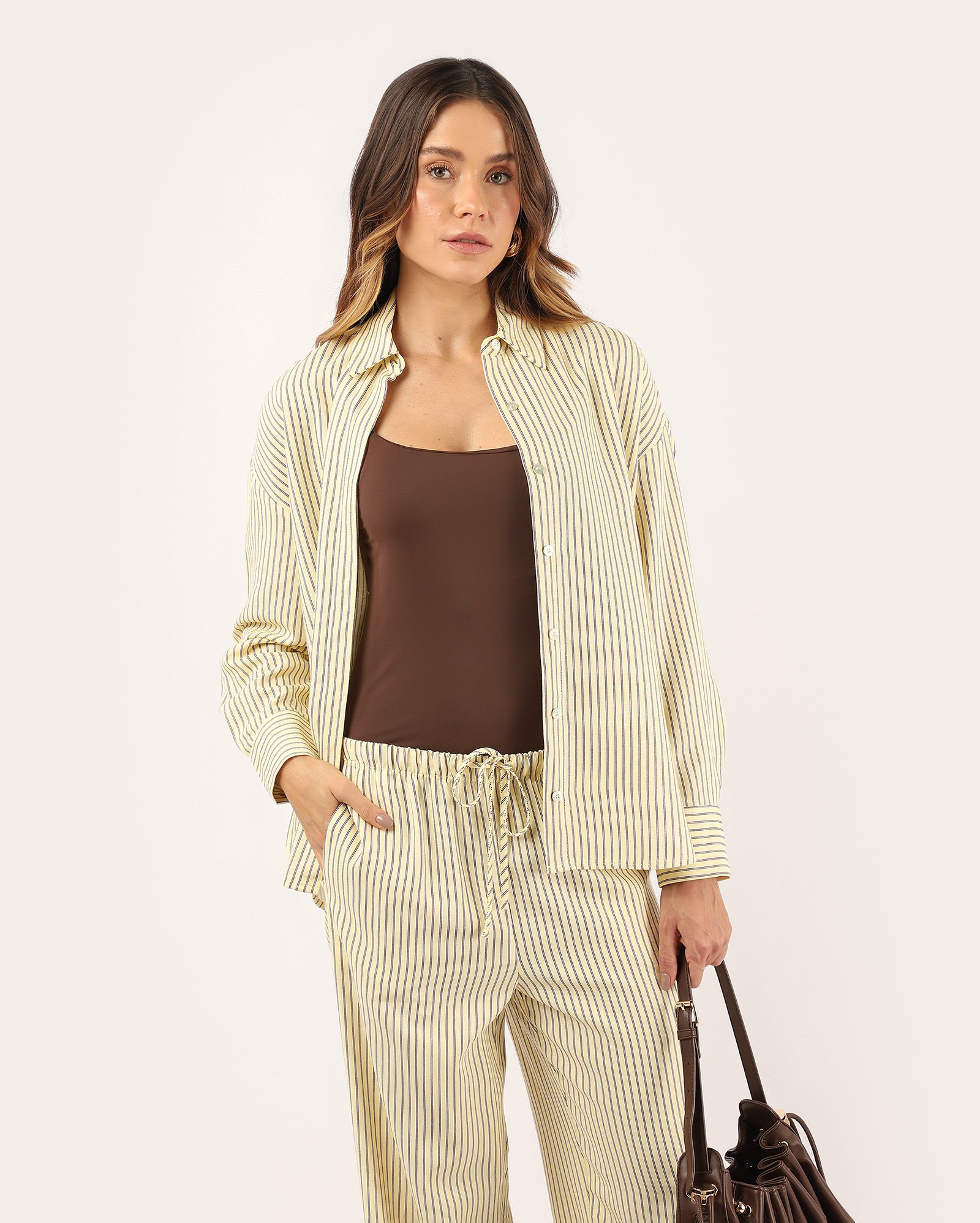 Camisa feminina ampla com viscolinho listrada - Amarelo Claro