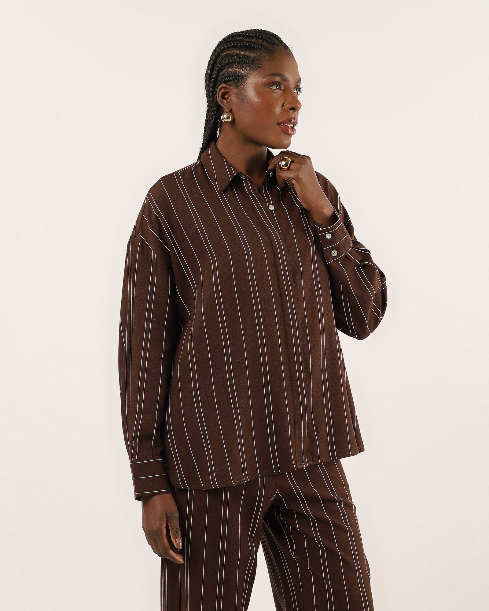 Camisa feminina ampla com viscolinho listrada - Marrom Escuro