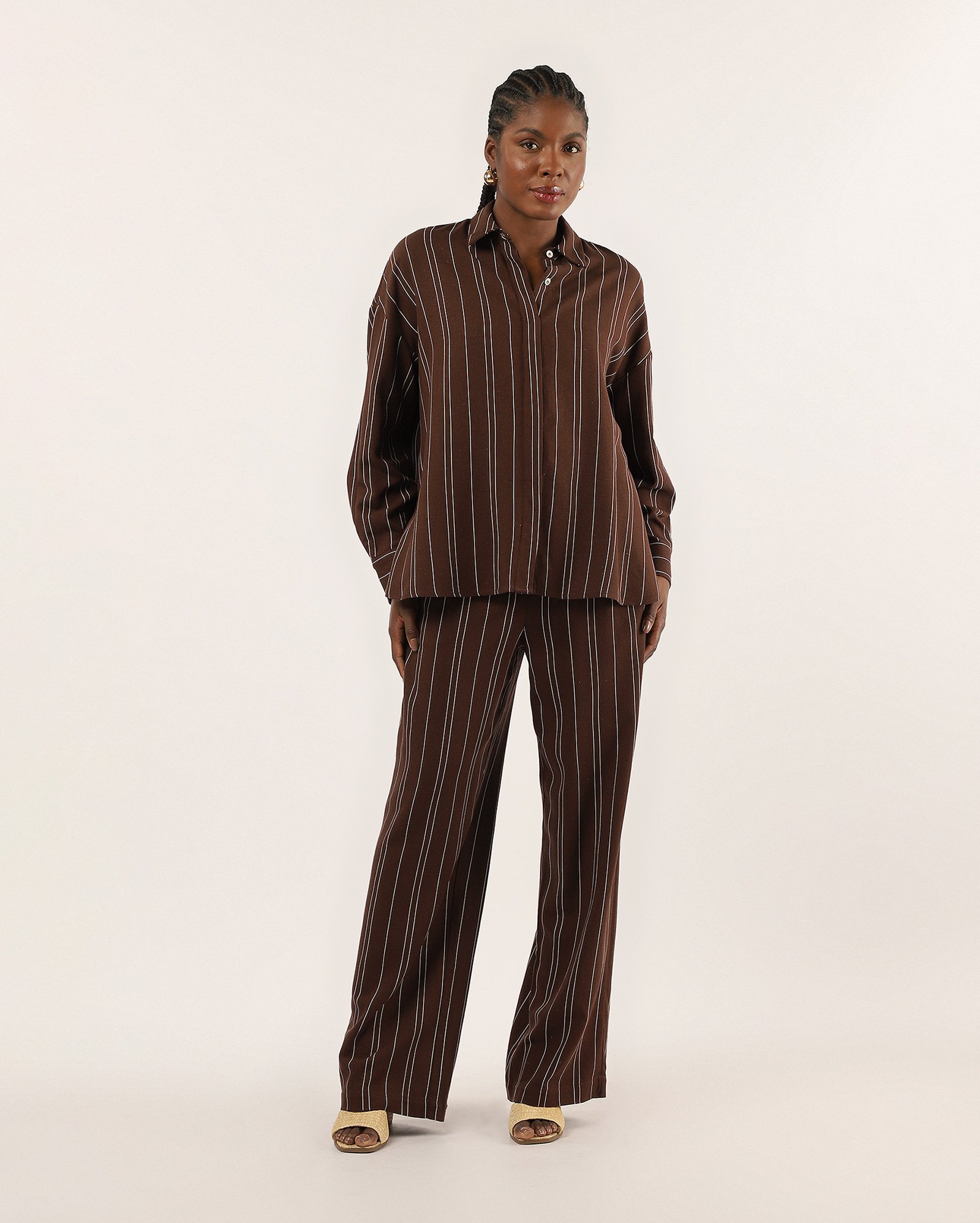 Camisa feminina ampla com viscolinho listrada - Marrom Escuro