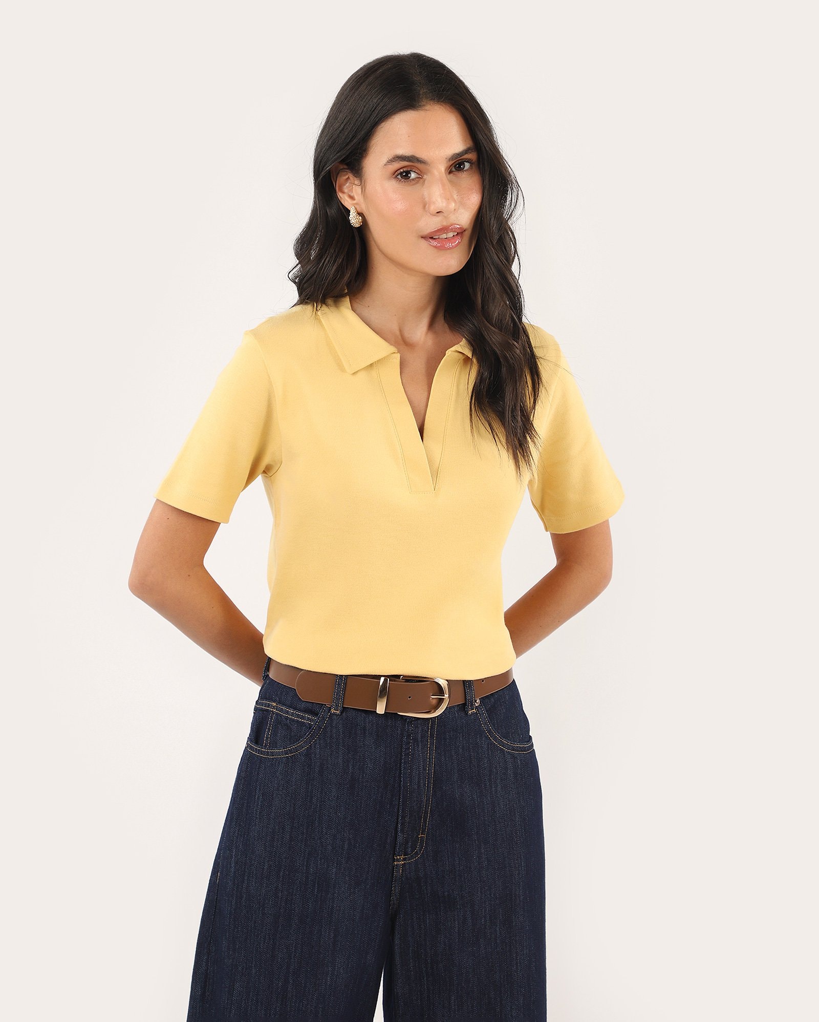 Polo feminina básica com vista aberta - Amarelo Claro