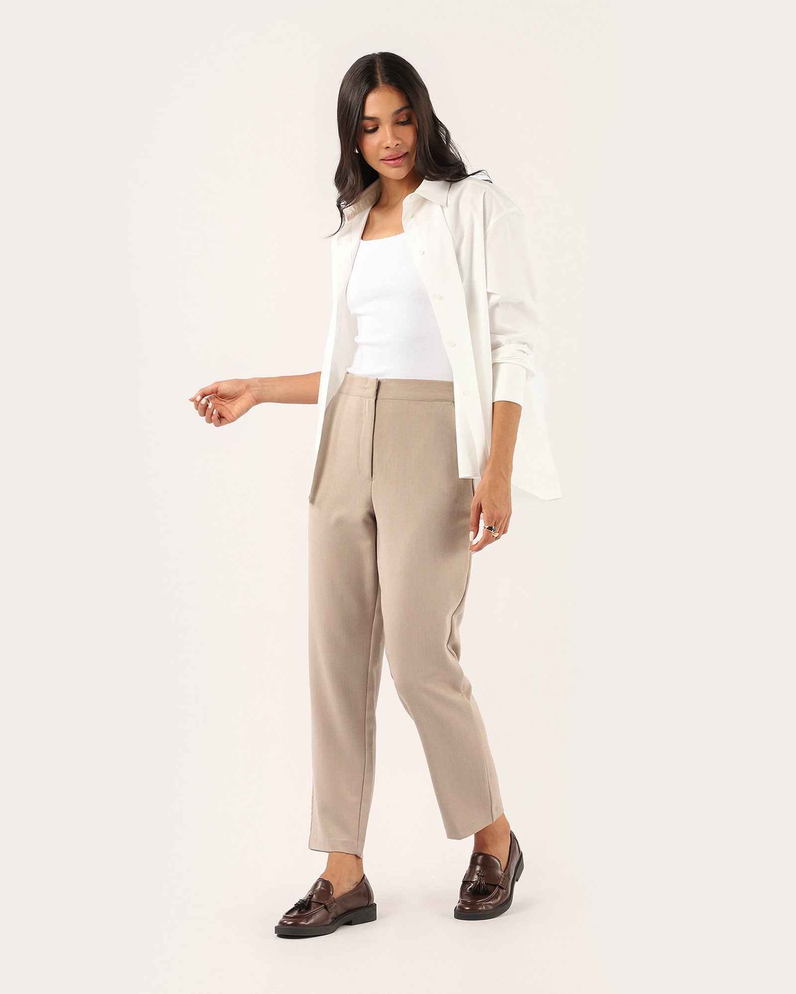 Calça feminina alfaiatada cropped – bege