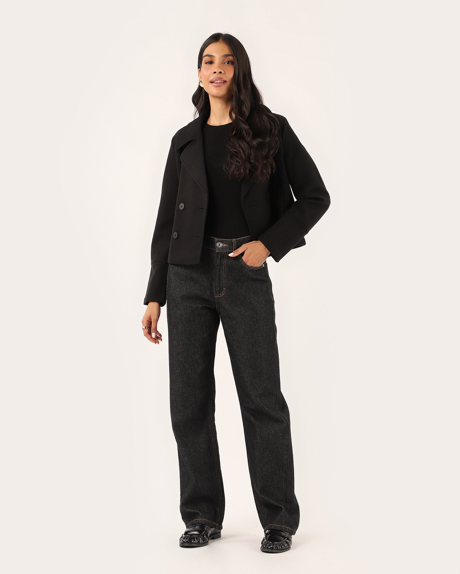 Casaco curto feminino com abotoamento - preto