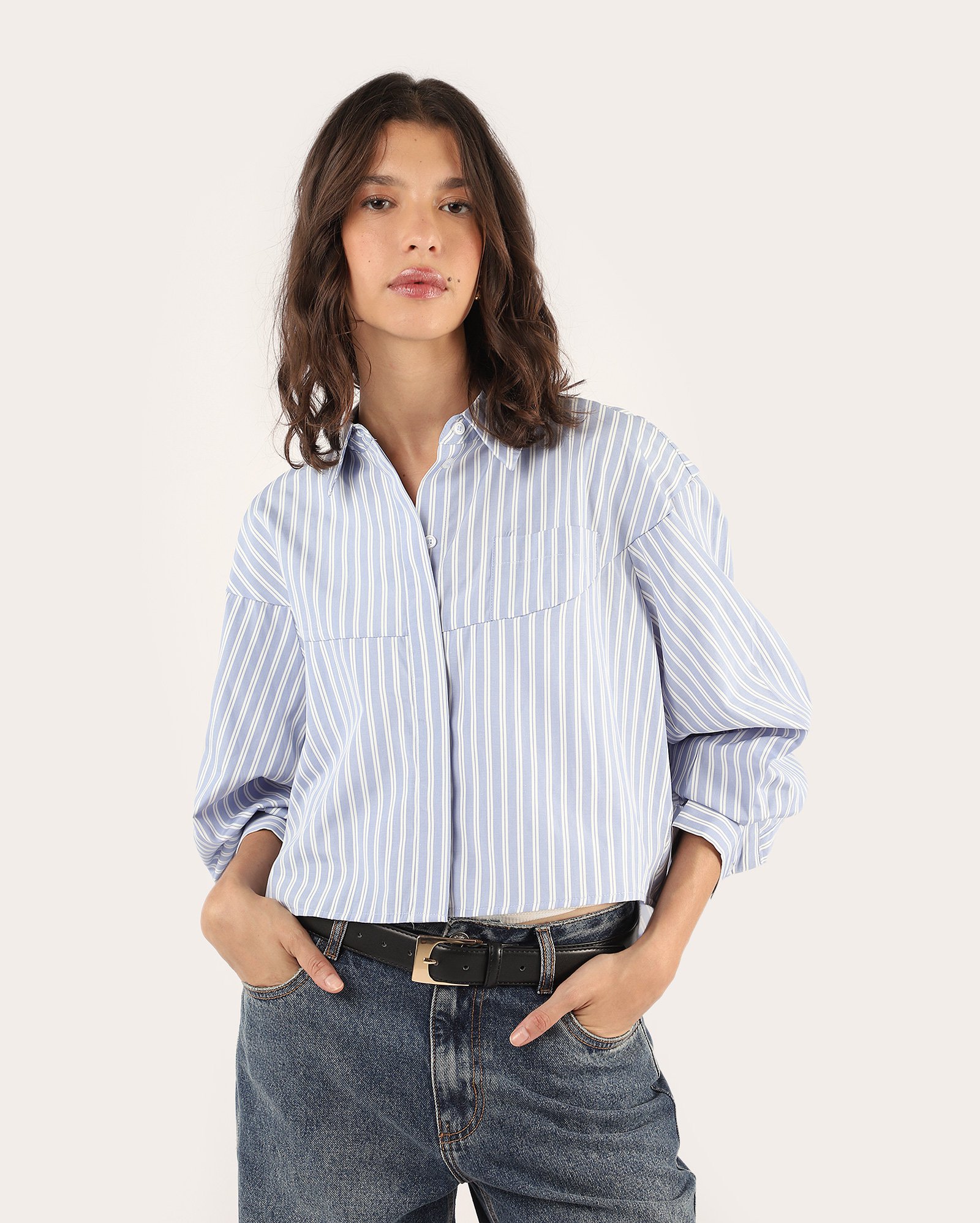 Camisa cropped listrada com bolso - azul