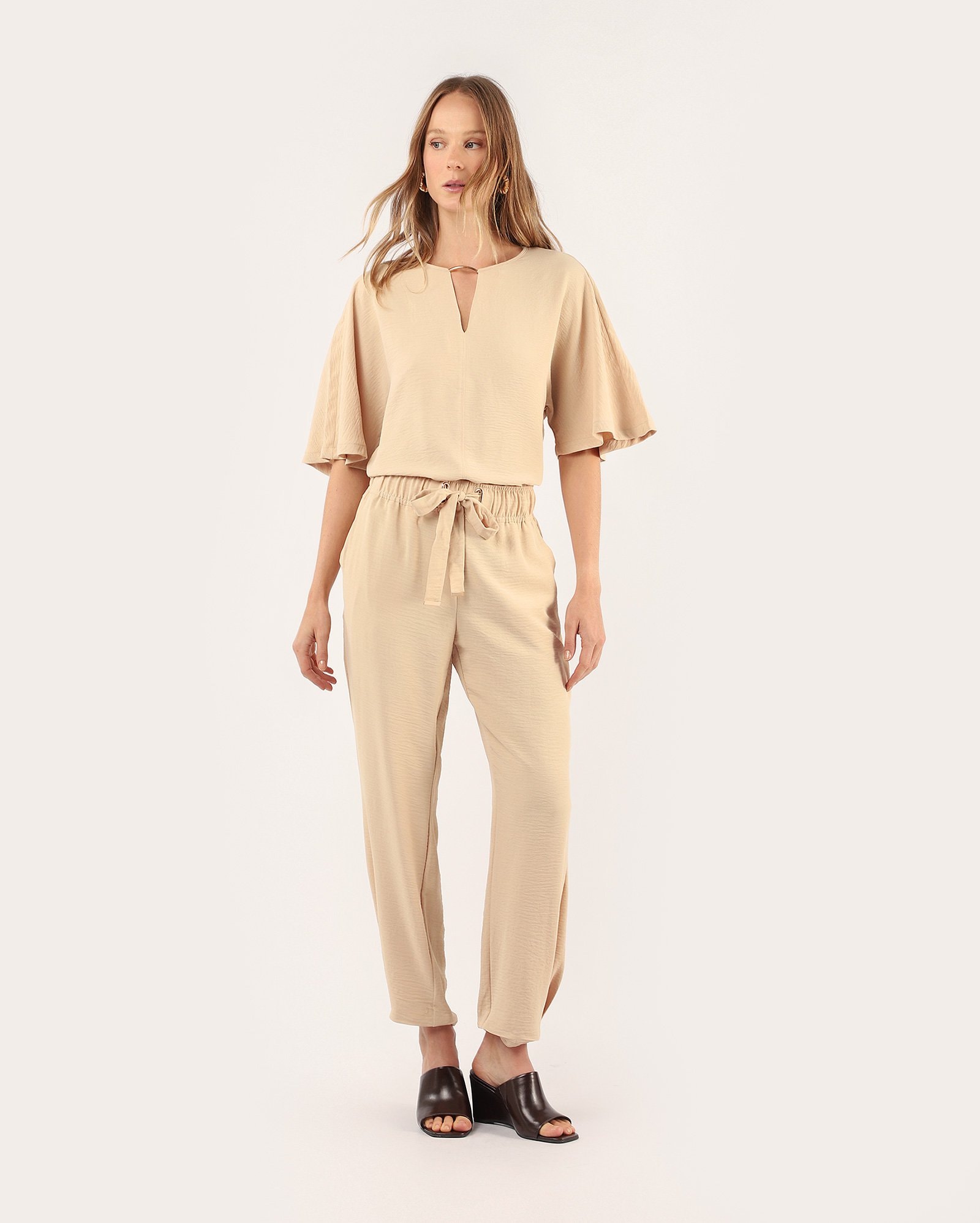 Calça feminina jogger crepe com amarração - Bege