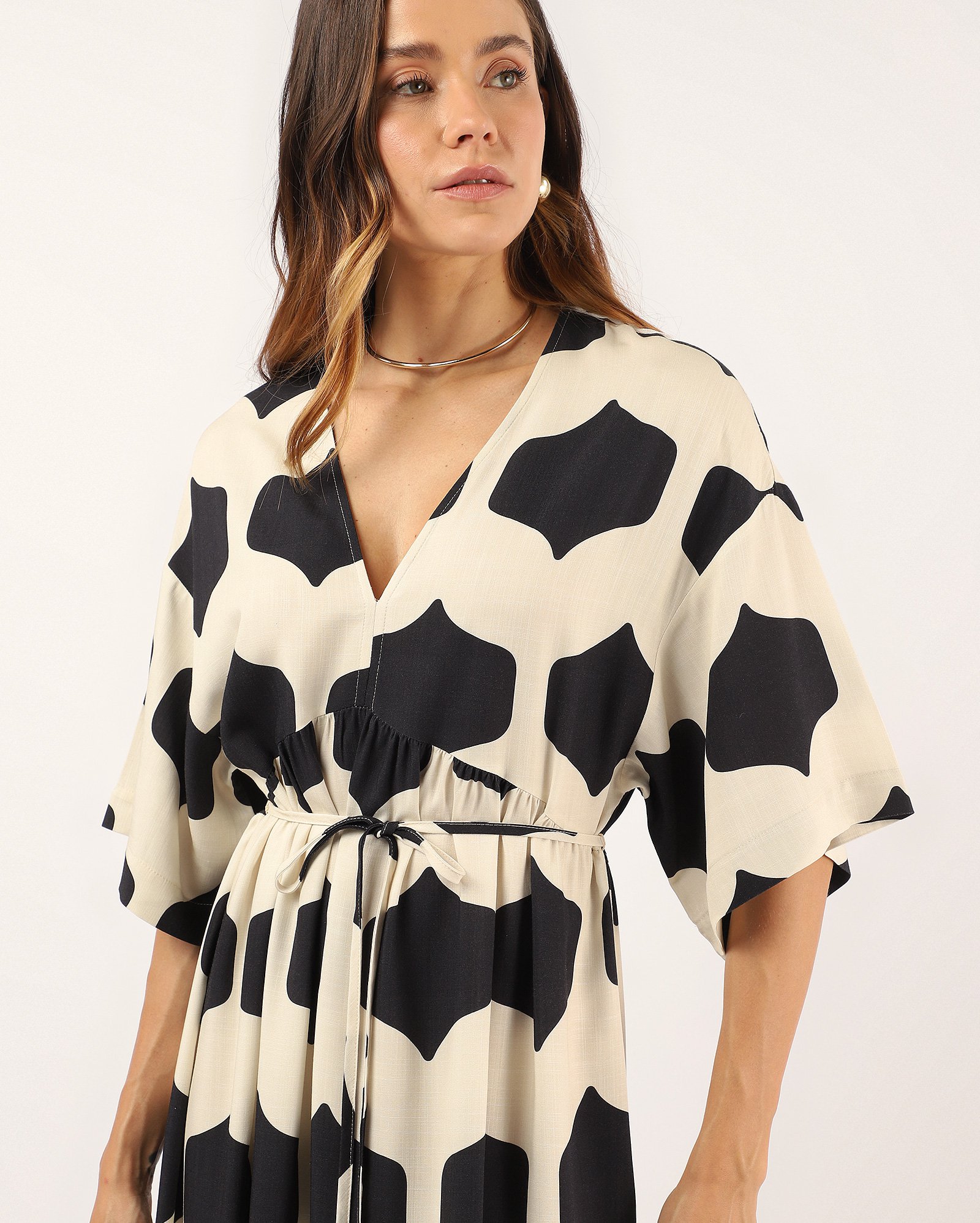 Vestido midi evasê Debora estampado abstrato - bege