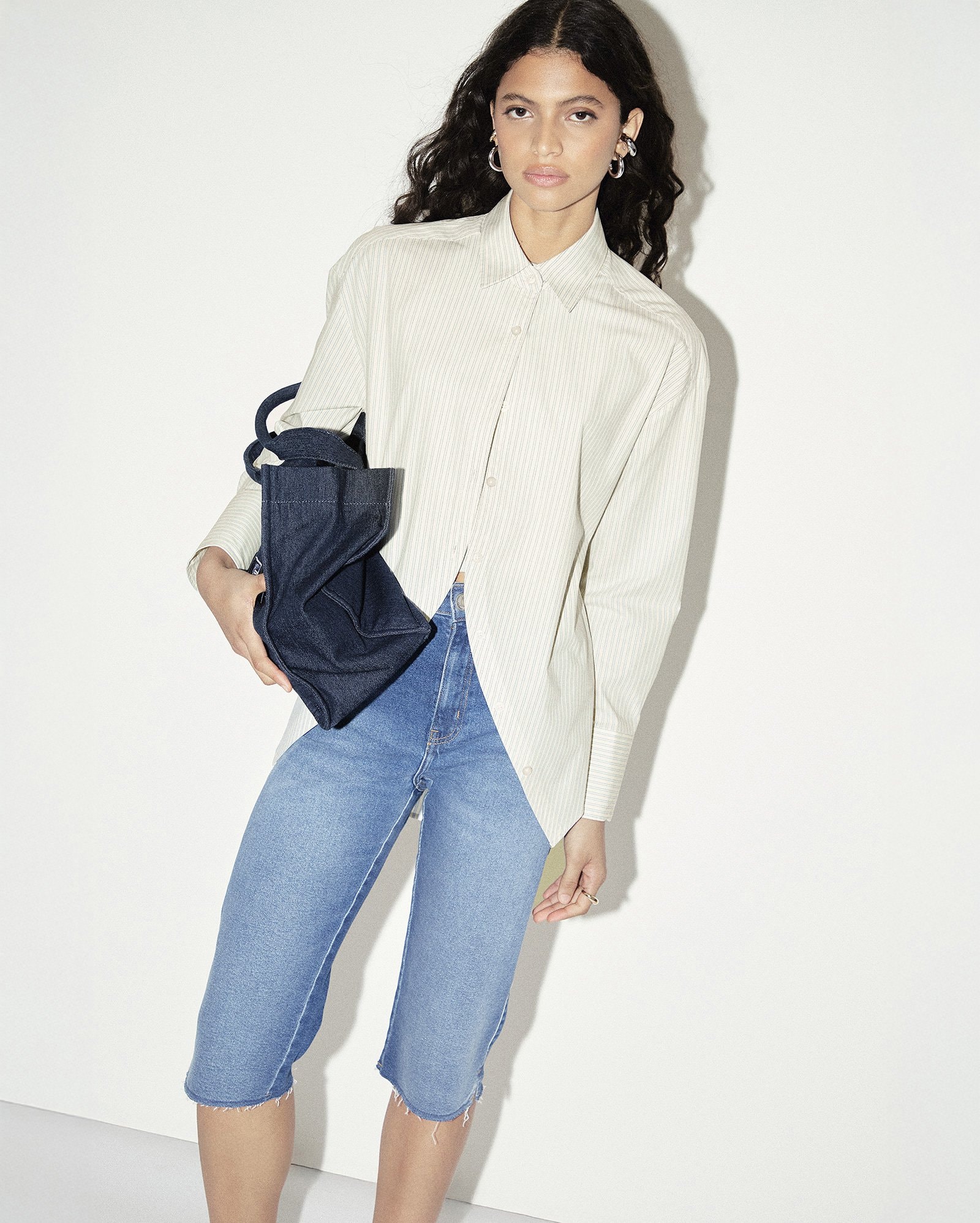 Calça jeans feminina capri com puídos - denim médio | Pool Jeans — foto 2