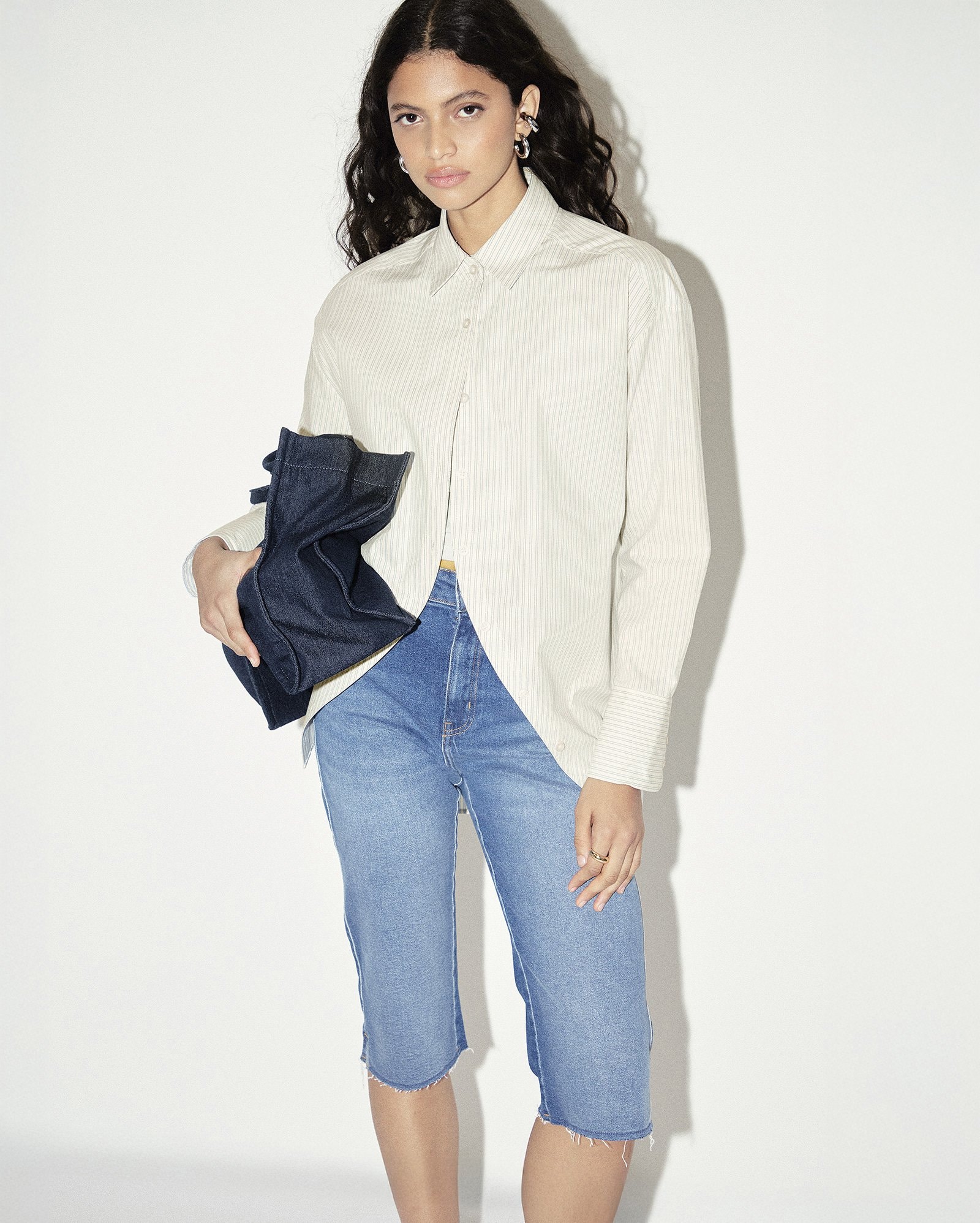 Calça jeans feminina capri com puídos - denim médio | Pool Jeans — foto 5