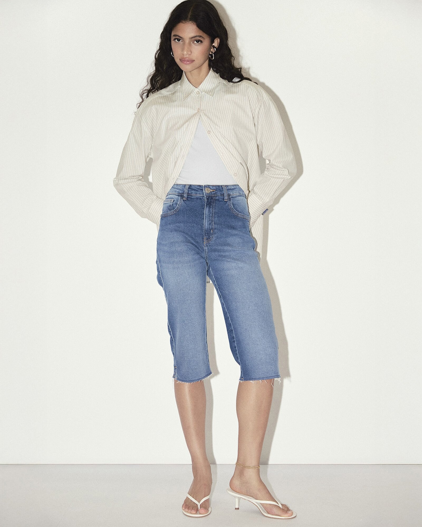 Calça jeans feminina capri com puídos - denim médio | Pool Jeans — foto 4