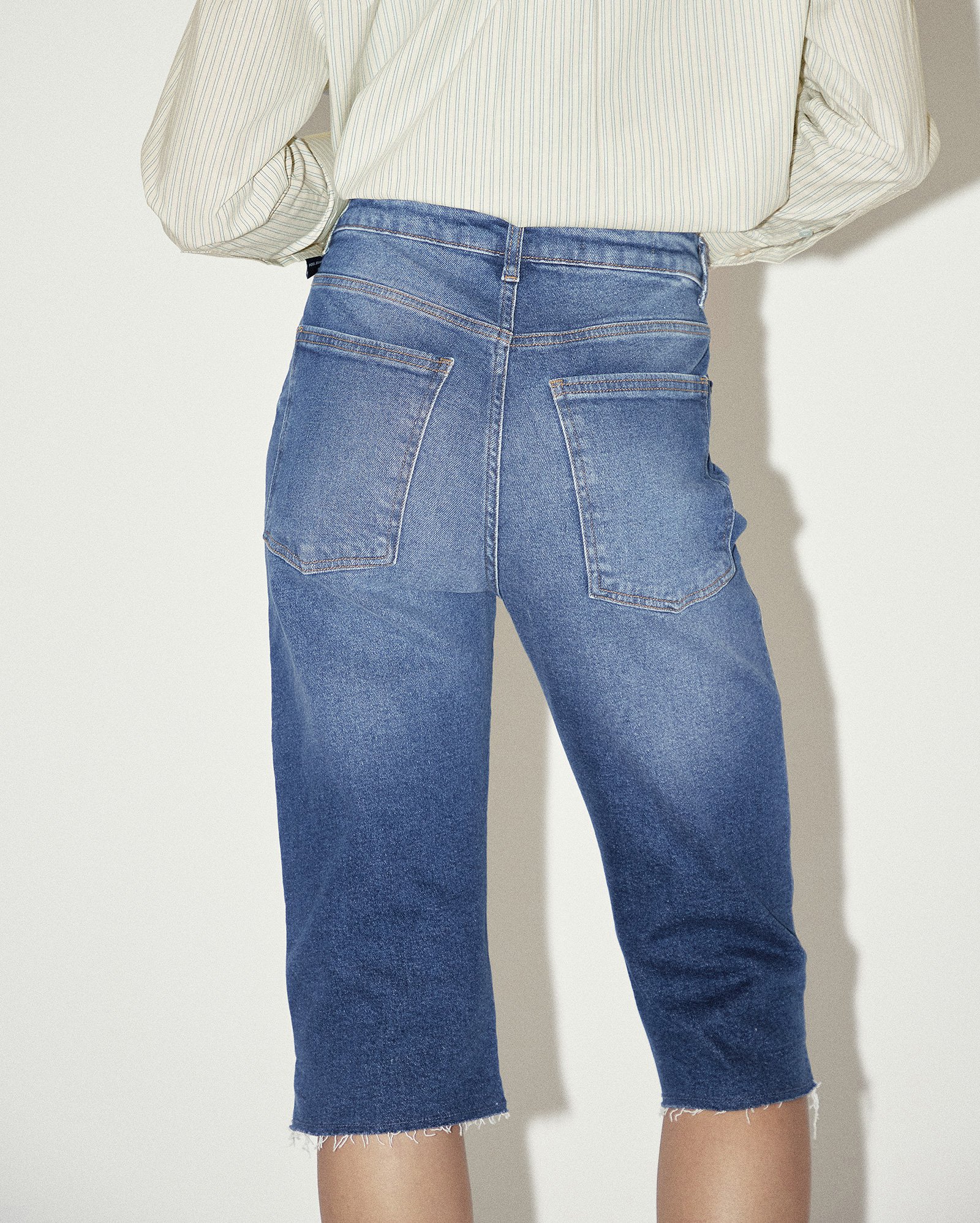 Calça jeans feminina capri com puídos - denim médio | Pool Jeans — foto 6