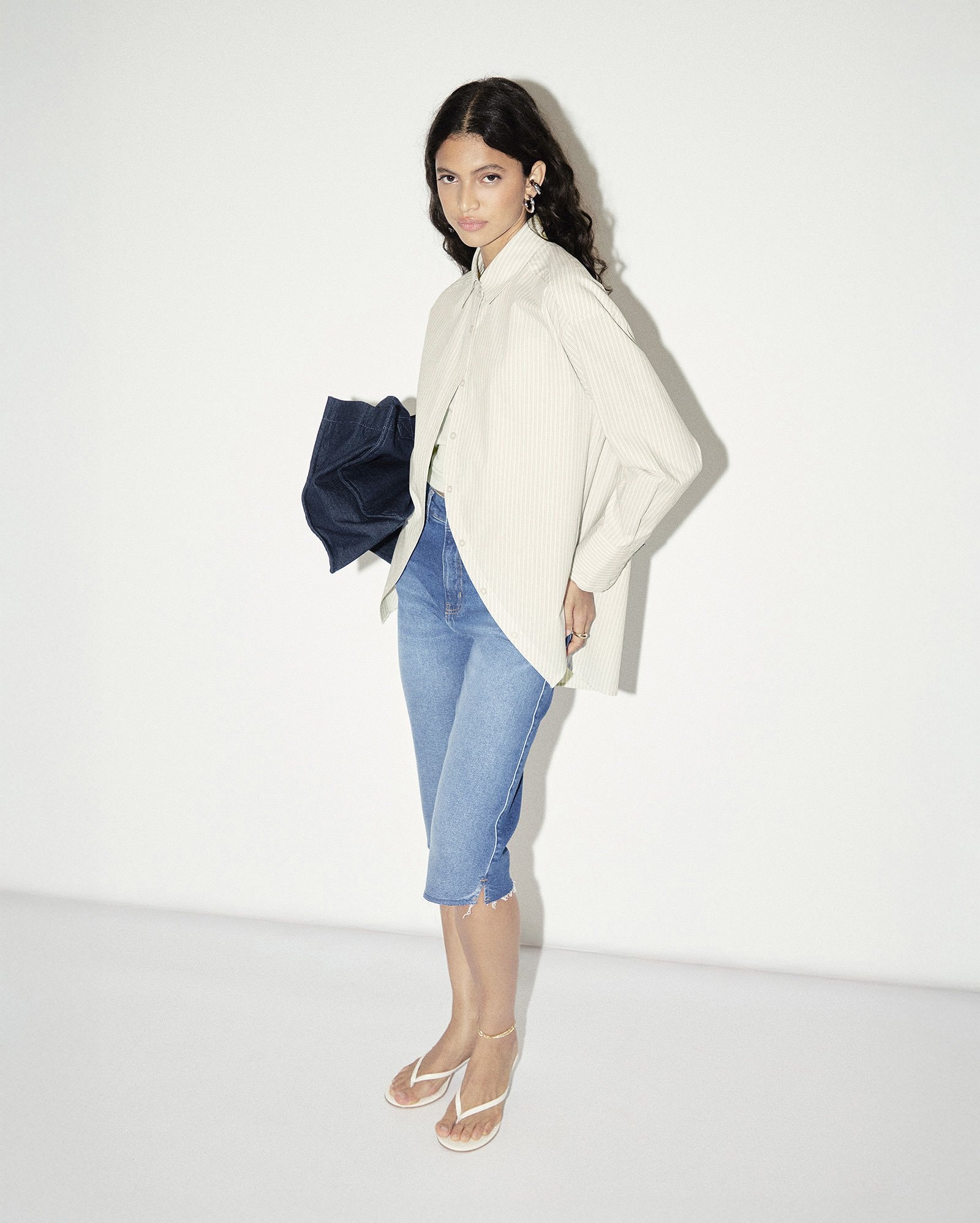 Calça jeans feminina capri com puídos - denim médio | Pool Jeans